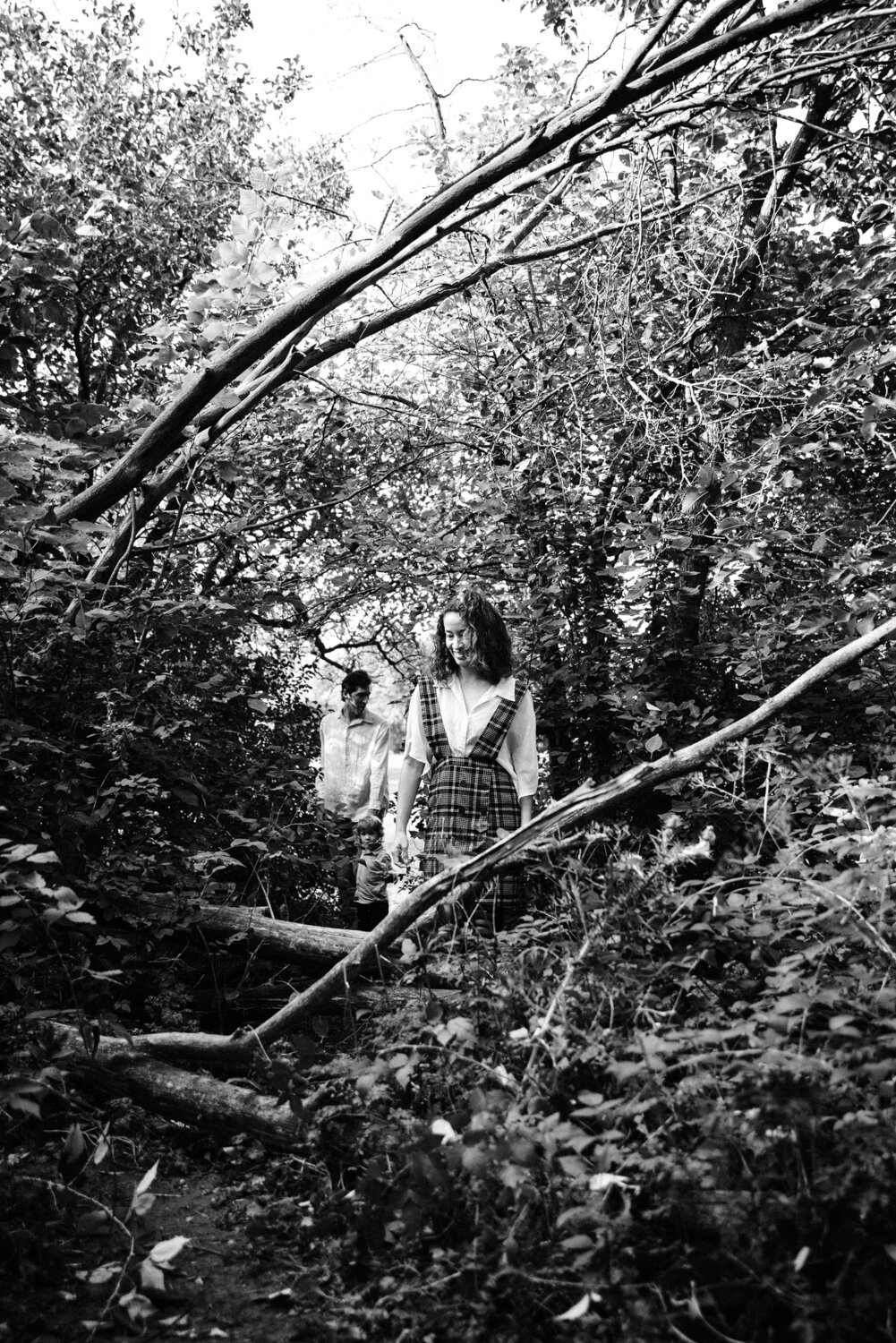 002photo-noir-et-blanc-maman-dans-un-boise-parc-maisonneuve_seance-lifestyle-photographe-de-famille-a-montreal-034.jpg