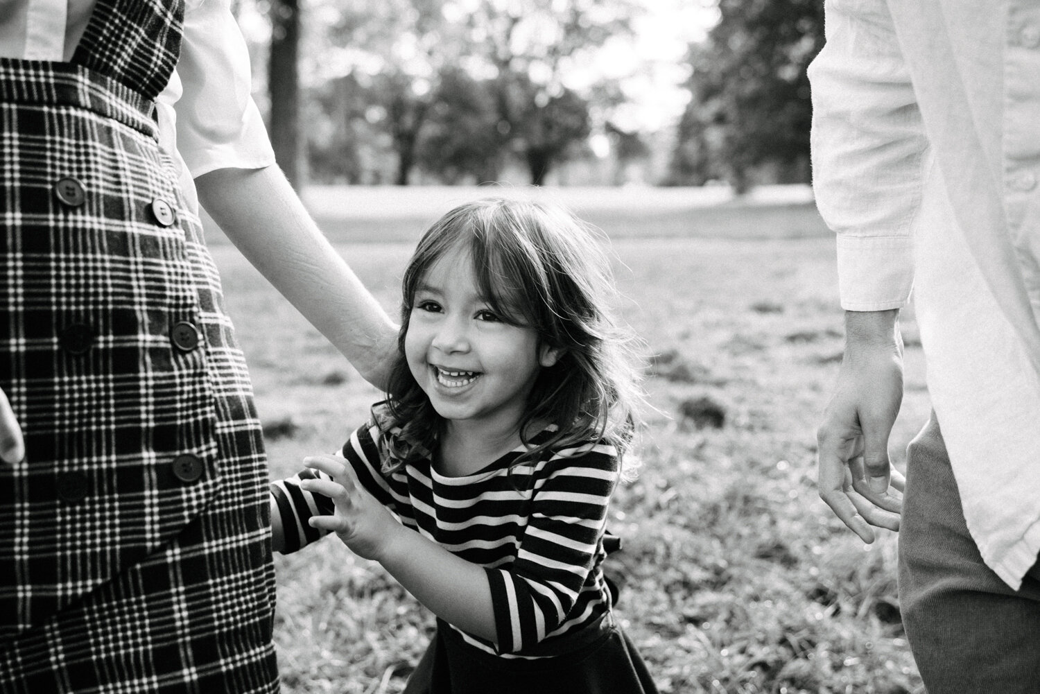 011photo-noir-et-blanc-fillette-qui-rigole-parc-maisonneuve_seance-lifestyle-photographe-de-famille-a-montreal-245.jpg