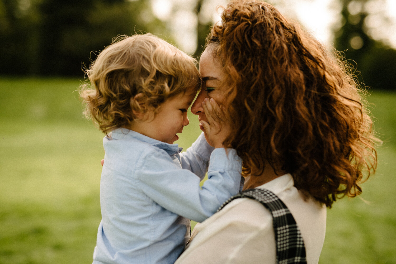 014photo-maman-et-son-garcon-tete-a-tete-parc-maisonneuve_seance-lifestyle-photographe-de-famille-a-montreal-360.jpg