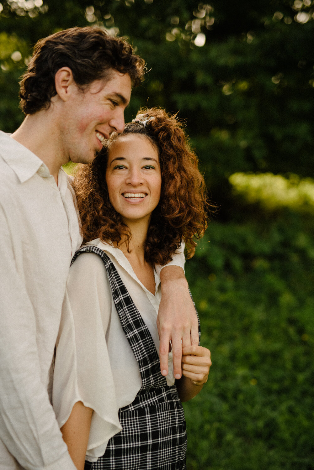 025photo-couple-dans-la-verdure-devant-des-arbres-au-parc-maisonneuve_seance-lifestyle-photographe-de-famille-a-montreal-555.jpg