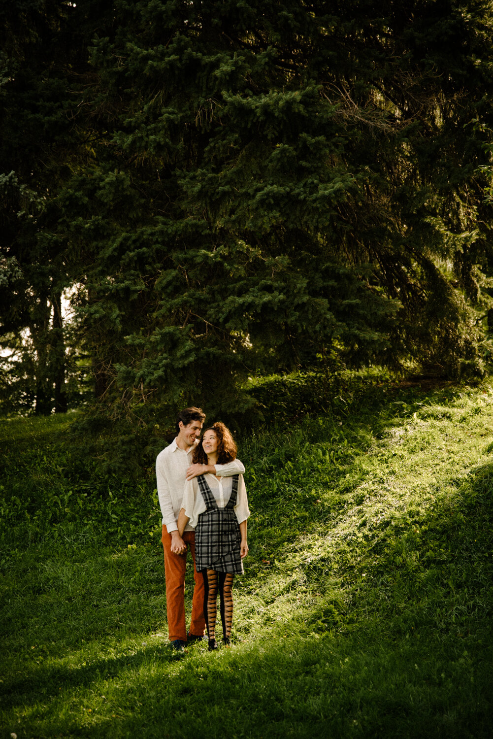 024photo-couple-dans-la-verdure-devant-des-arbres-au-parc-maisonneuve_seance-lifestyle-photographe-de-famille-a-montreal-530.jpg