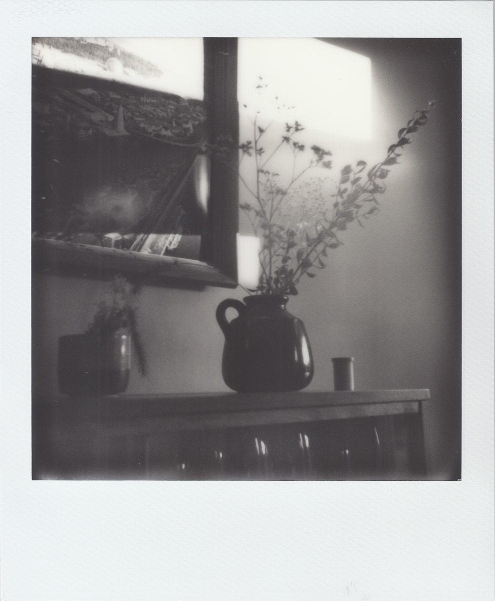 20211203_SX-70-2400-calendrier-de-l-avent-noel-en-photo-noir-et-blanc-Polaroid-SX-70-photographe-documentaire-a-montreal-marianne-charland.jpg