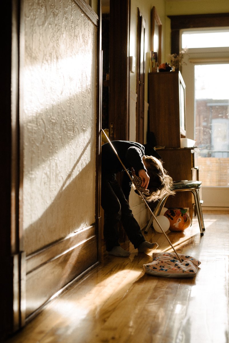 20211205_Automne-2021-408-calendrier-de-l-avent-noel-en-photo-enfant-qui-joue-dans-un-corridor-photographe-documentaire-a-montreal-marianne-charland.jpg