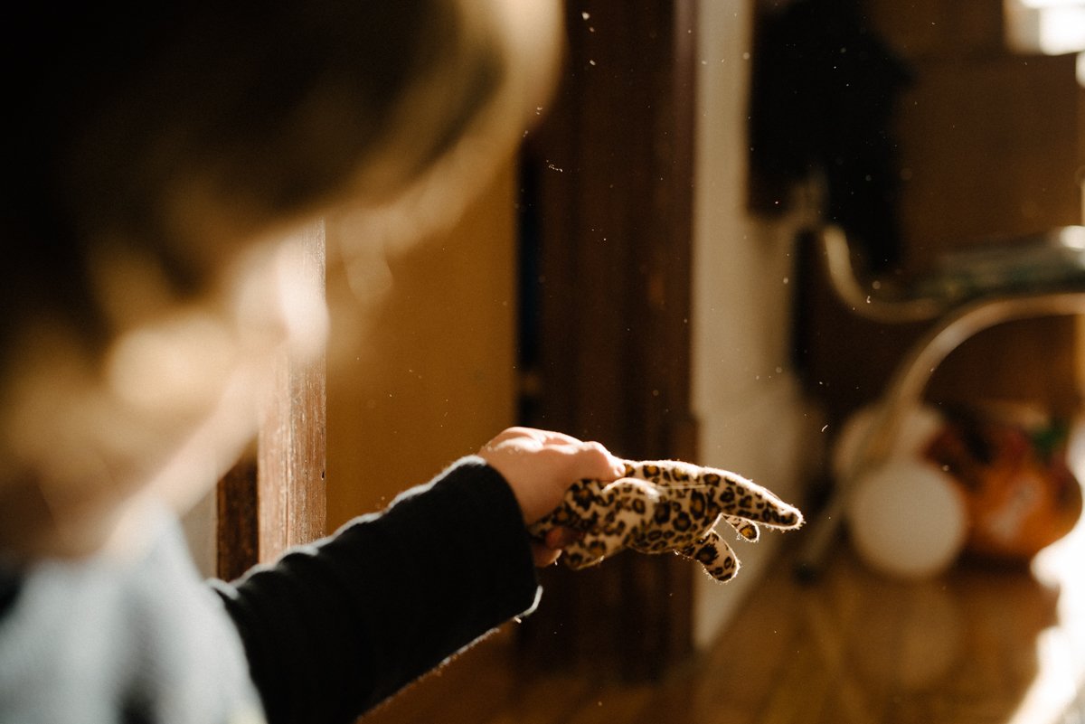 20211205_Automne-2021-451-calendrier-de-l-avent-noel-en-photo-enfant-qui-joue-dans-un-corridor-photographe-documentaire-a-montreal-marianne-charland.jpg