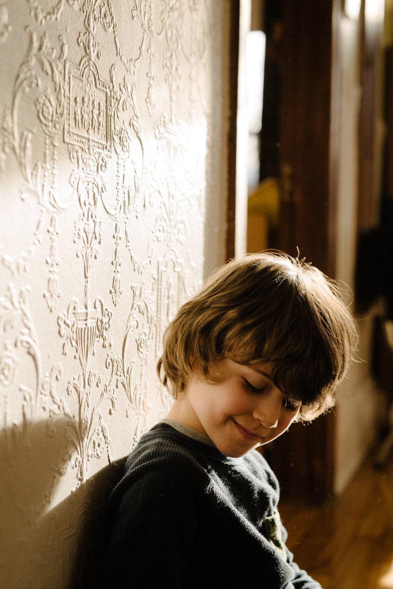 20211205_Automne-2021-448-calendrier-de-l-avent-noel-en-photo-enfant-qui-joue-dans-un-corridor-photographe-documentaire-a-montreal-marianne-charland.jpg