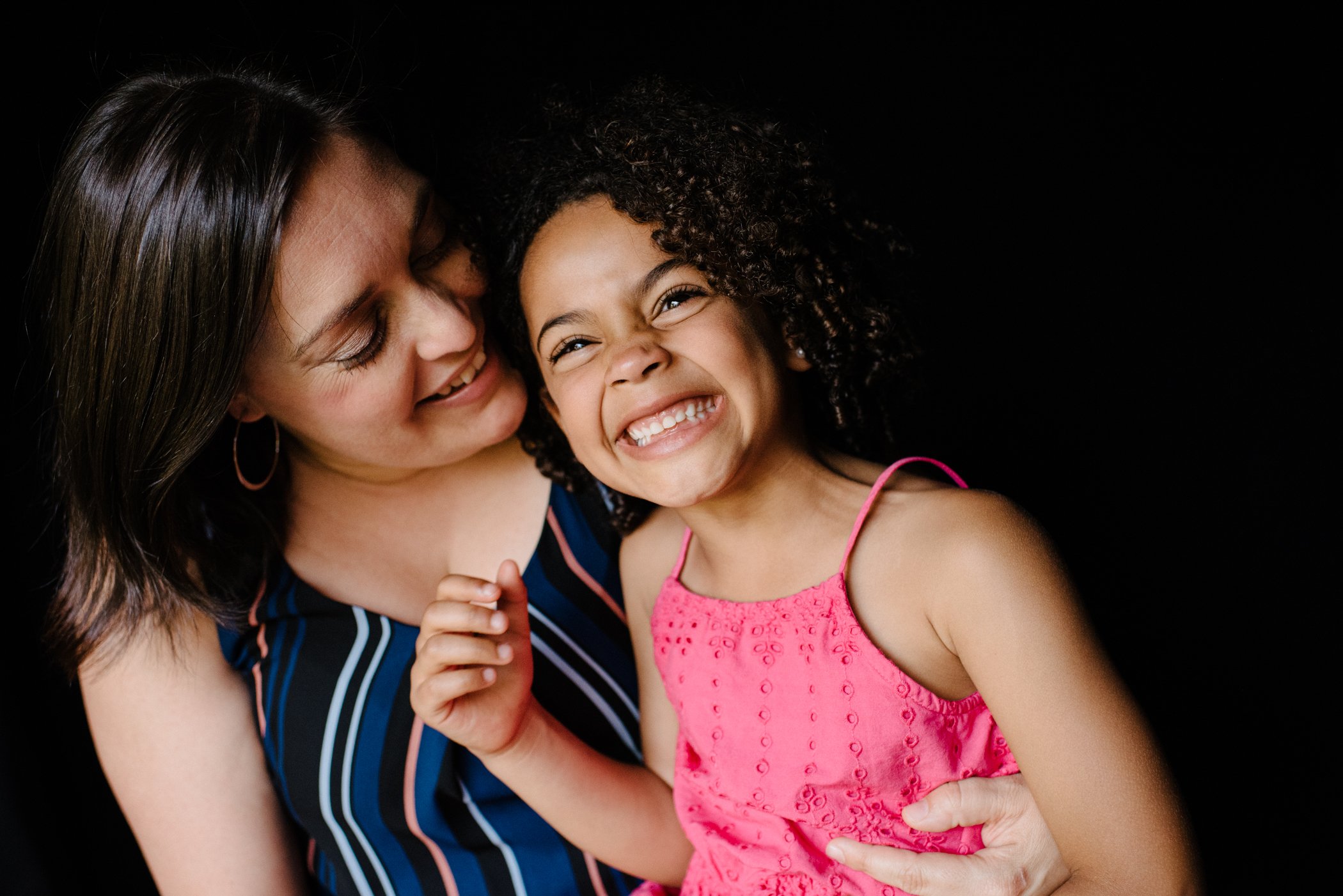 COULmini-seance-maman-et-moi-seance-mere-fille-photo-studio-sur-fond-noir-photographe-lifestyle-a-victoriaville-marianne-charland-001-003.jpg