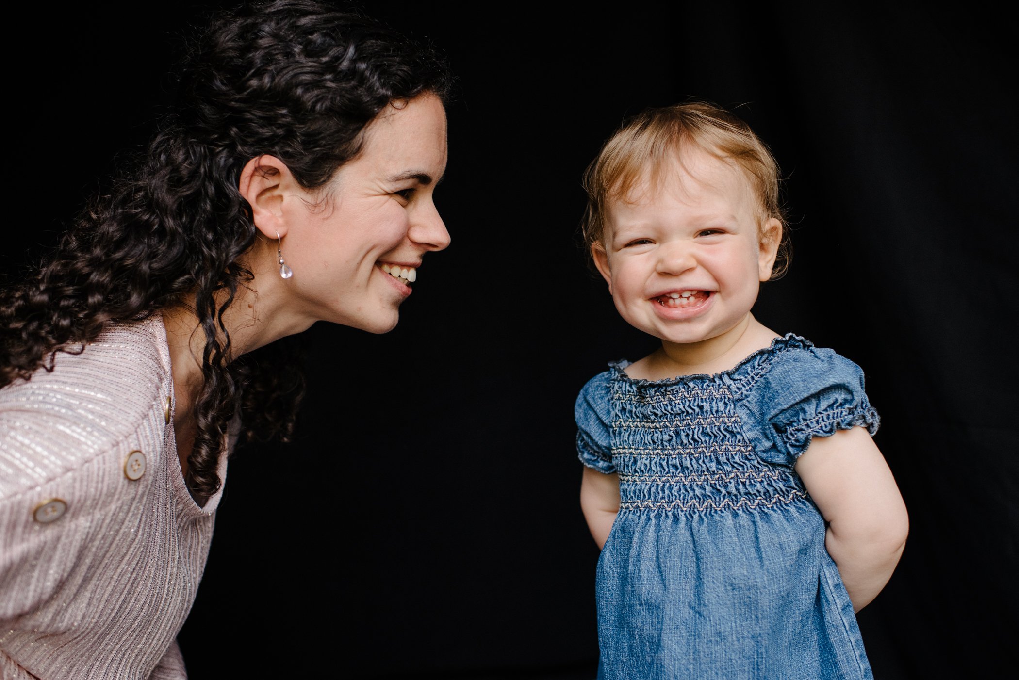 COULmini-seance-maman-et-moi-seance-mere-fille-photo-studio-sur-fond-noir-photographe-lifestyle-a-victoriaville-marianne-charland-001-011.jpg