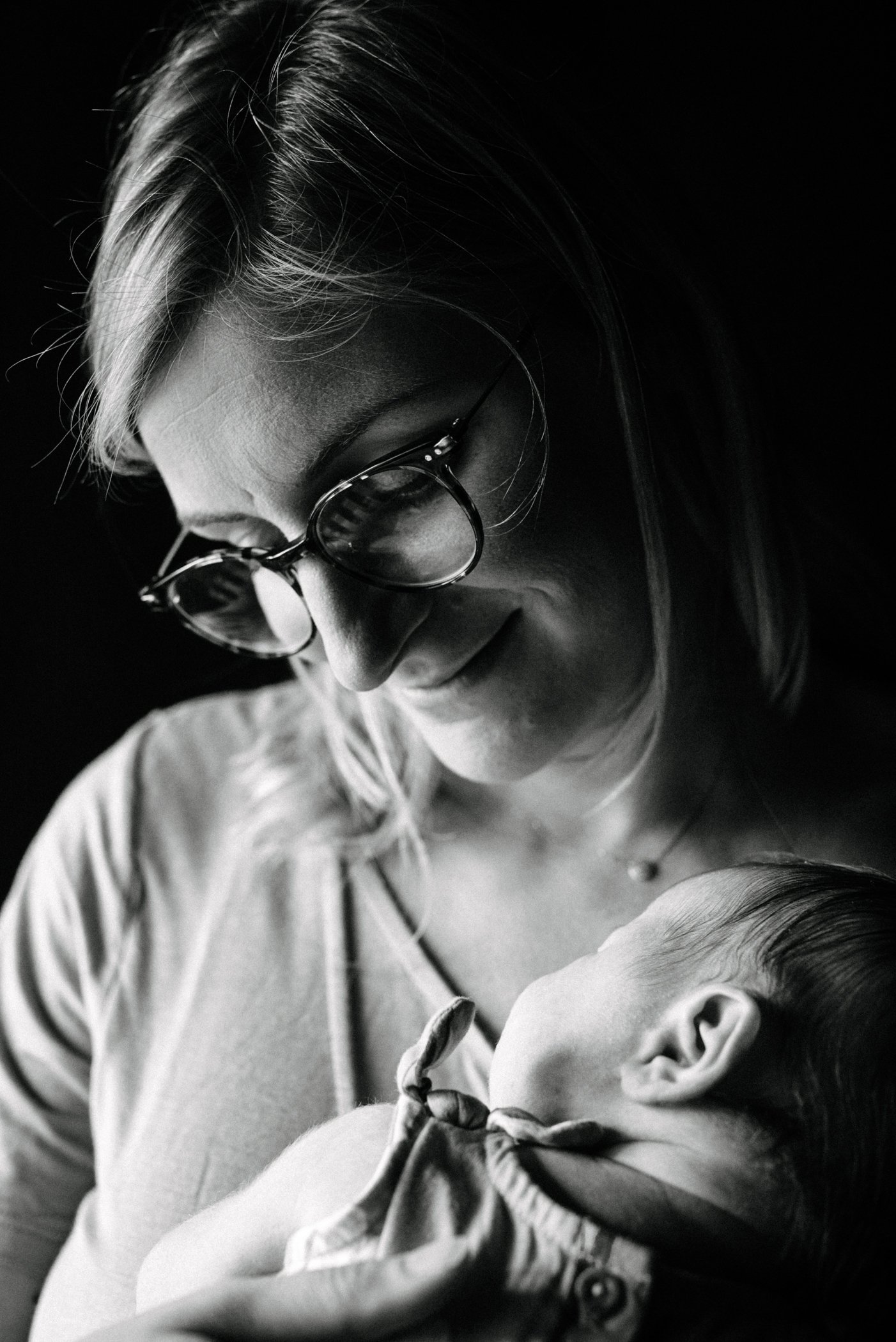 mini-seance-maman-et-moi-seance-mere-fille-photo-studio-sur-fond-noir-photographe-lifestyle-a-victoriaville-marianne-charland-001-012.jpg