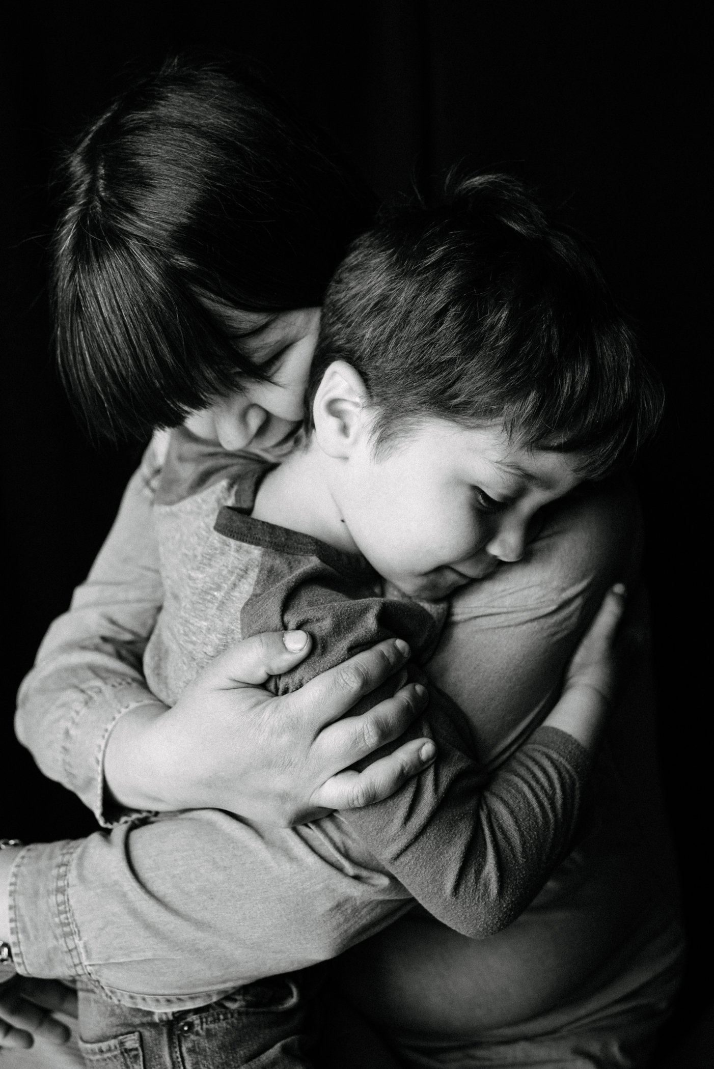 mini-seance-maman-et-moi-seance-mere-fille-photo-studio-sur-fond-noir-photographe-lifestyle-a-victoriaville-marianne-charland-001-013.jpg