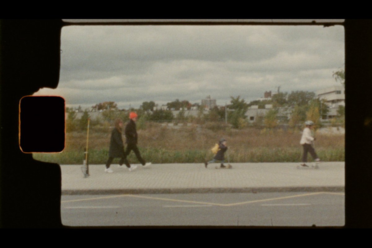 famille-trotinette-film-polaroid-photographer-super8-video-famille-montreal-family-videographer-photographe-et-videaste-lifestyle-de-famille-a-montreal-2.jpg