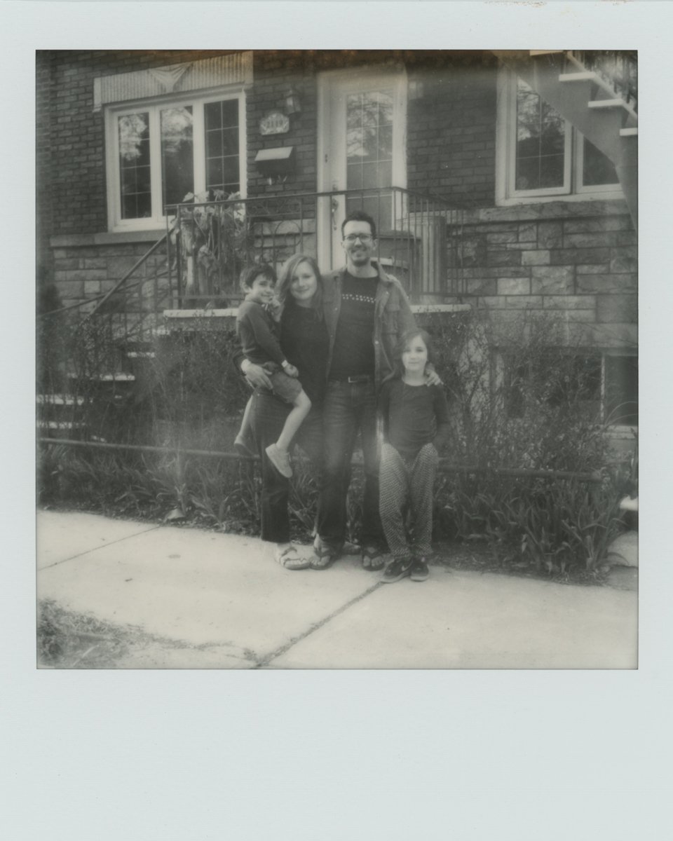 famille-devant-sa-maison-de-ville-emard-film-polaroid-photographer-super8-video-famille-montreal-family-videographer-photographe-et-videaste-lifestyle-de-famille-a-montreal-3.jpg