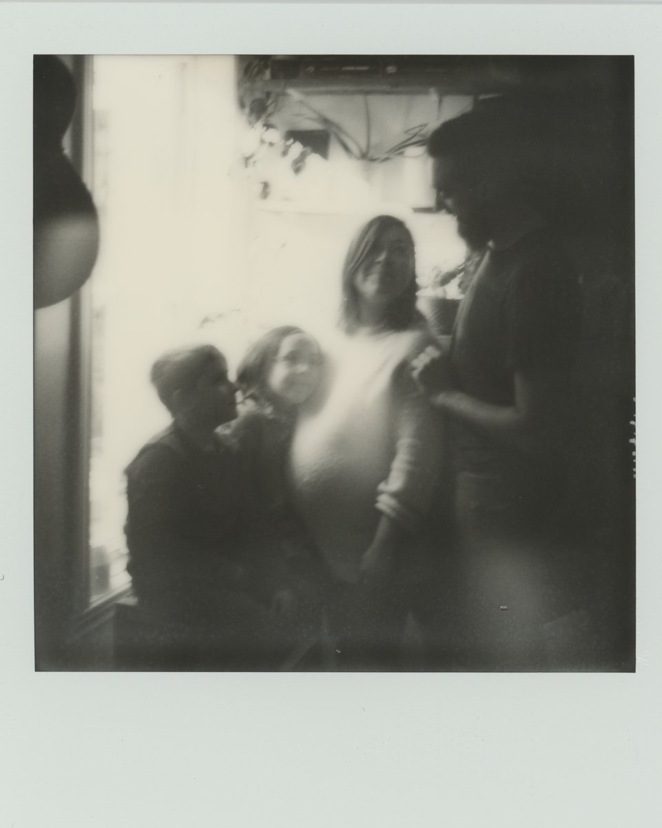 photo-maternite-en-famille-pres-de-la-fenetre-noir-et-blanc-film-polaroid-photographer-super8-video-famille-montreal-family-videographer-photographe-et-videaste-lifestyle-de-famille-a-montreal-14.jpg