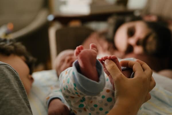 DES NOUVELLES!

En septembre dernier, notre petite famille s'est &eacute;clair&eacute;e d'une nouvelle lumi&egrave;re : nous avons accueilli notre petit Lucien 💛

Les premiers temps avec un nourrisson sont bien s&ucirc;r intenses et fatiguants, mais