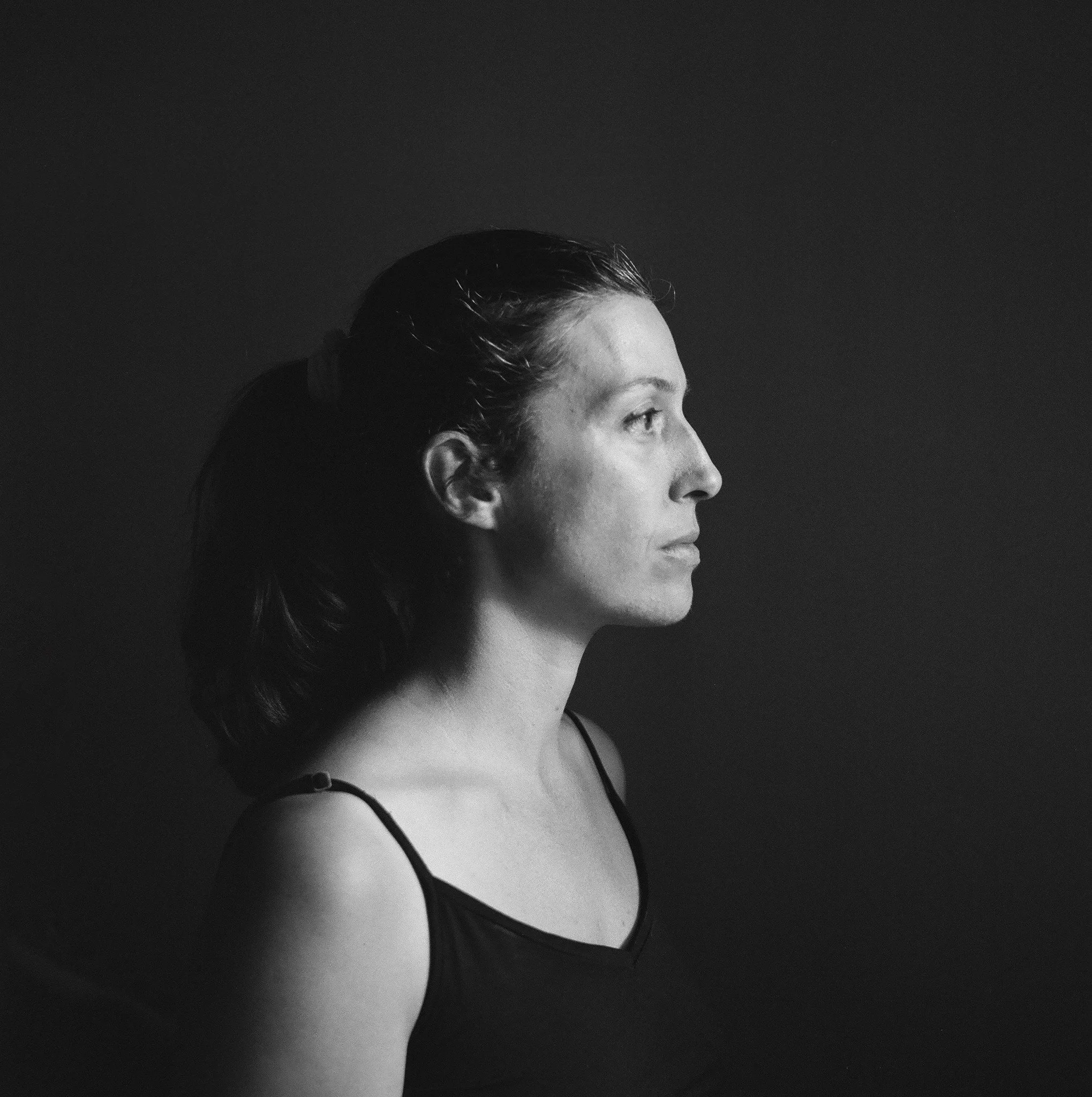 Autoportrait 1 an post-partum, en moyen format (film)

Pour vous dire rapidement que je suis toujours l&agrave;, et que j'&eacute;merge tranquillement de mon cong&eacute; de maternit&eacute;! Vous savez que je ne suis pas assidue avec les publication