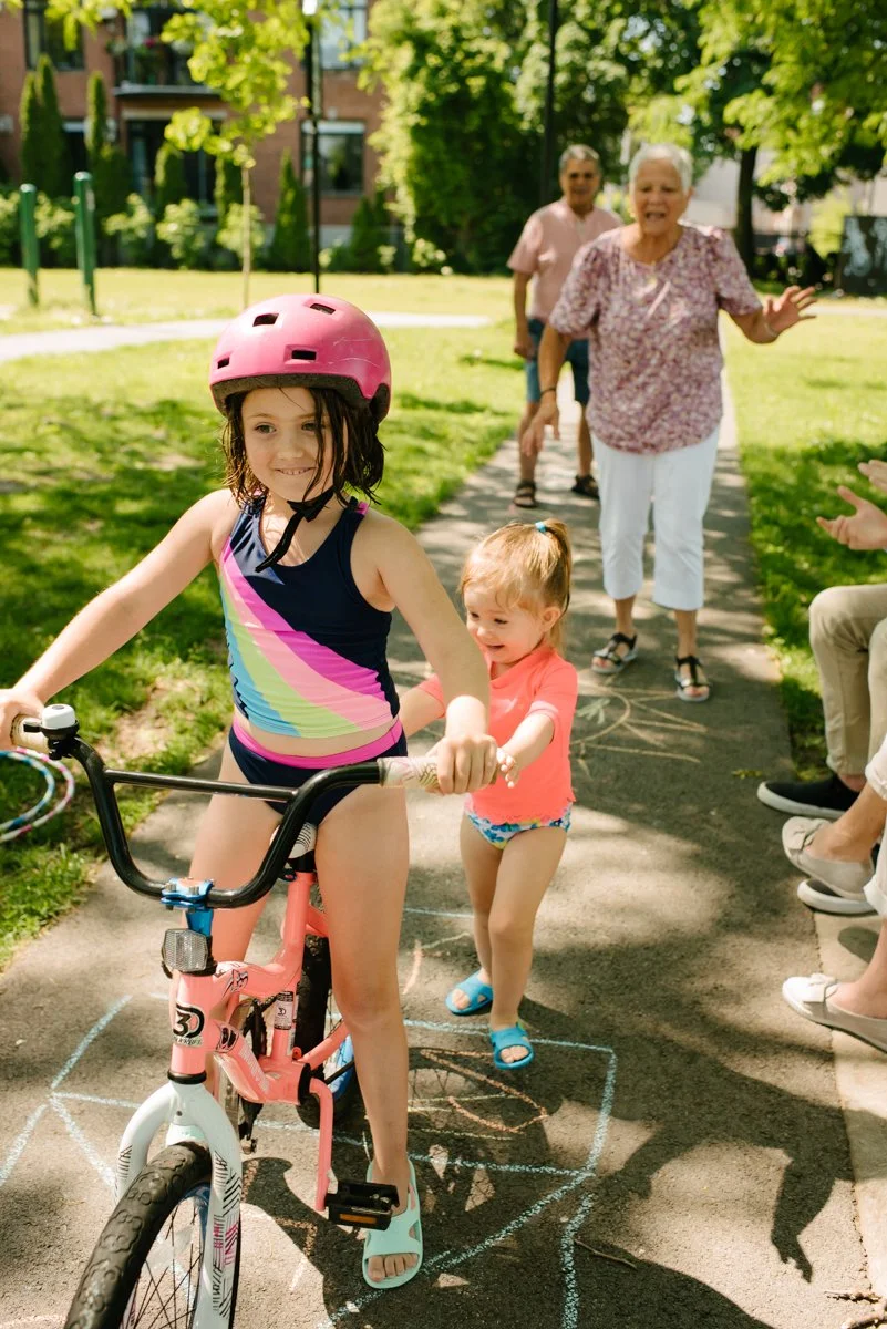 77-Photo-petites-filels-et-grands-parents-velo-jeu-parc-photographe-de-famille-a-montreal-verdun.jpg