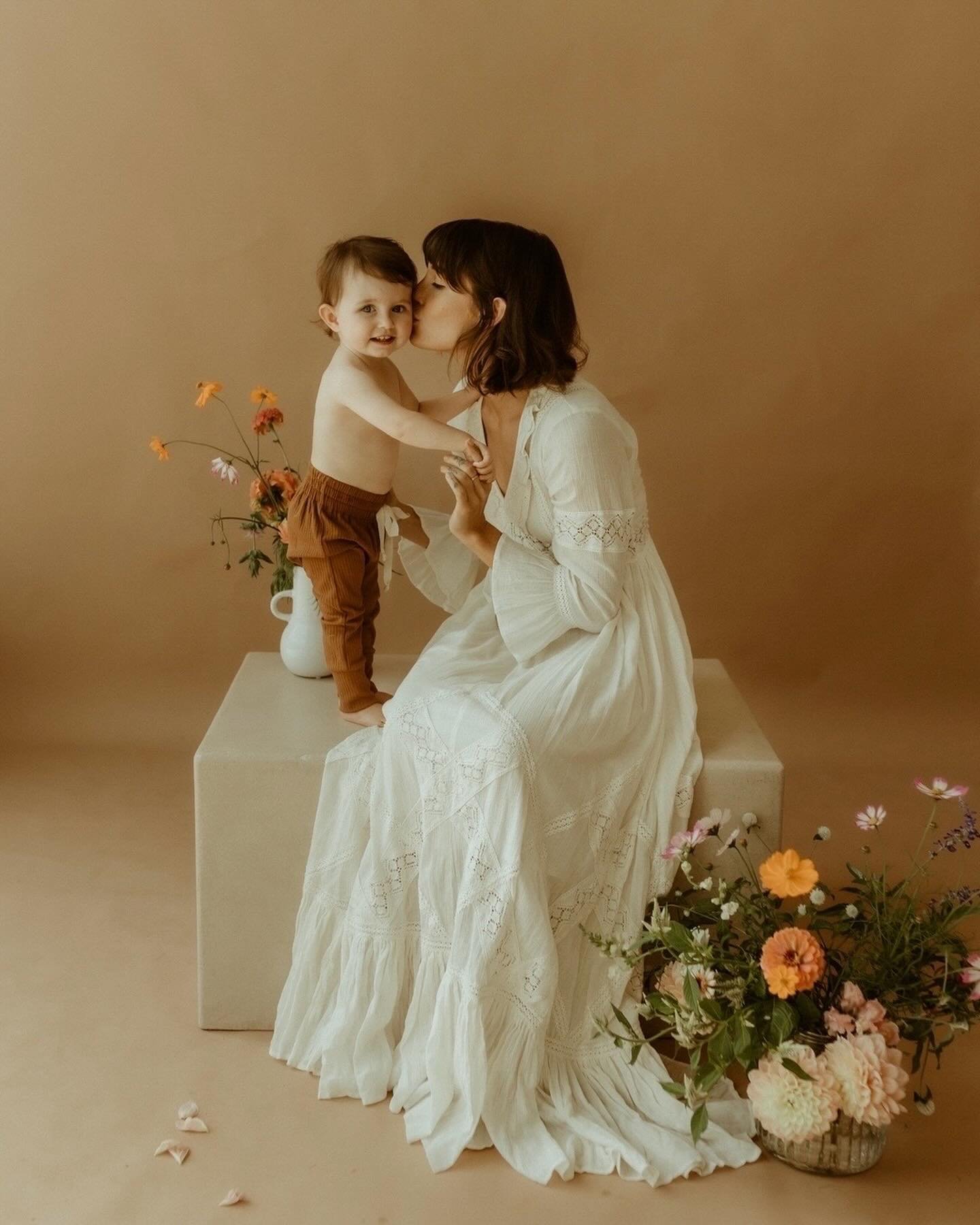 Just in time for Mother&rsquo;s Day! 💐 These sessions are a beautiful &amp;  marketable way to celebrate all the Mums! In this new course (available with your Unraveled membership), Ellen of @littlewildphotography will guide you behind the scenes, u