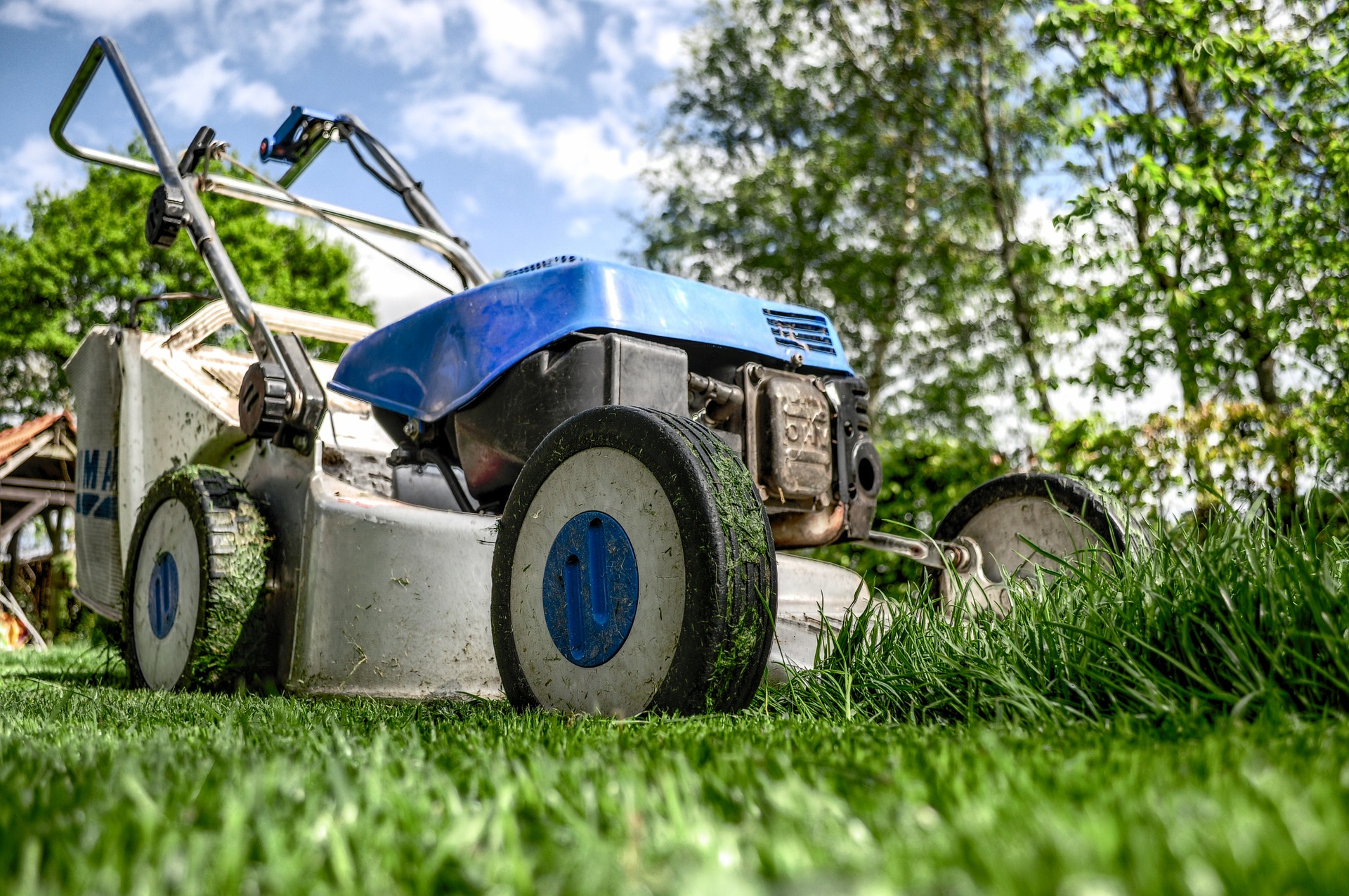 lawnmower-384589_1920.jpg