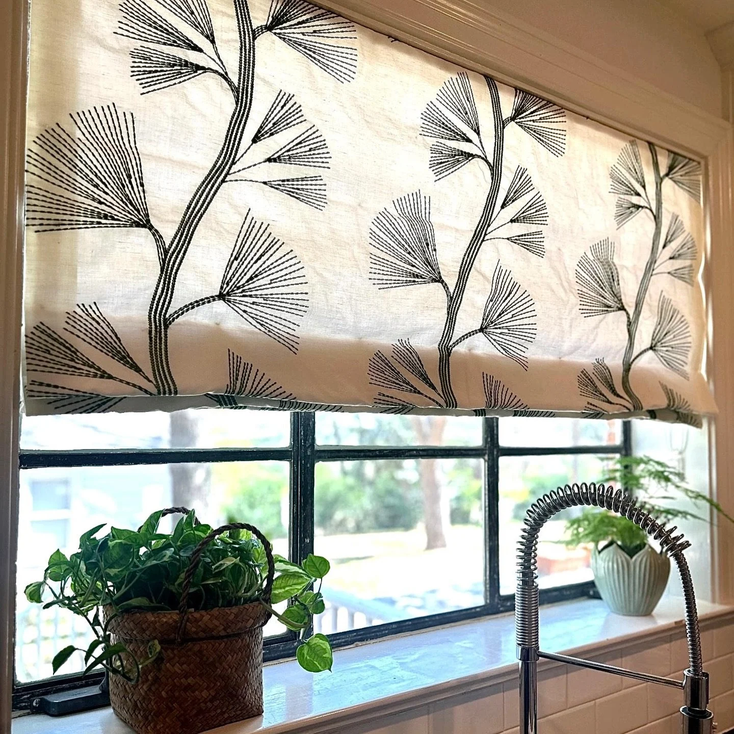 if there&rsquo;s a window in a kitchen &hellip; i&rsquo;m adding a shade!
it&rsquo;s an easy way to make it feel finished ✨