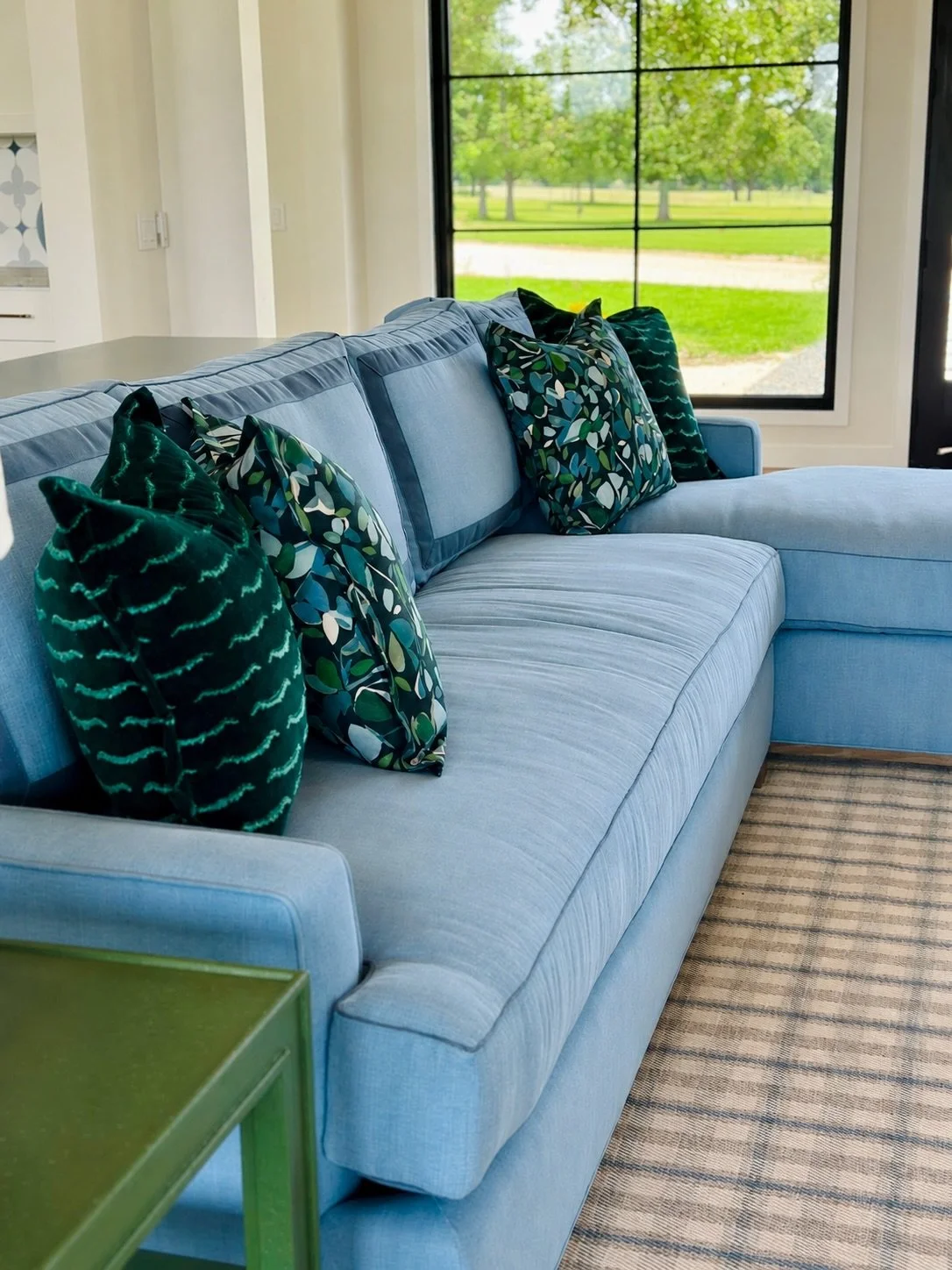 We believe the best pieces are equal parts beautiful and livable.🩵
This custom sectional checks every box: durable, timeless, and unbelievably comfortable.
And yes&hellip; the pillows are everything!✨
