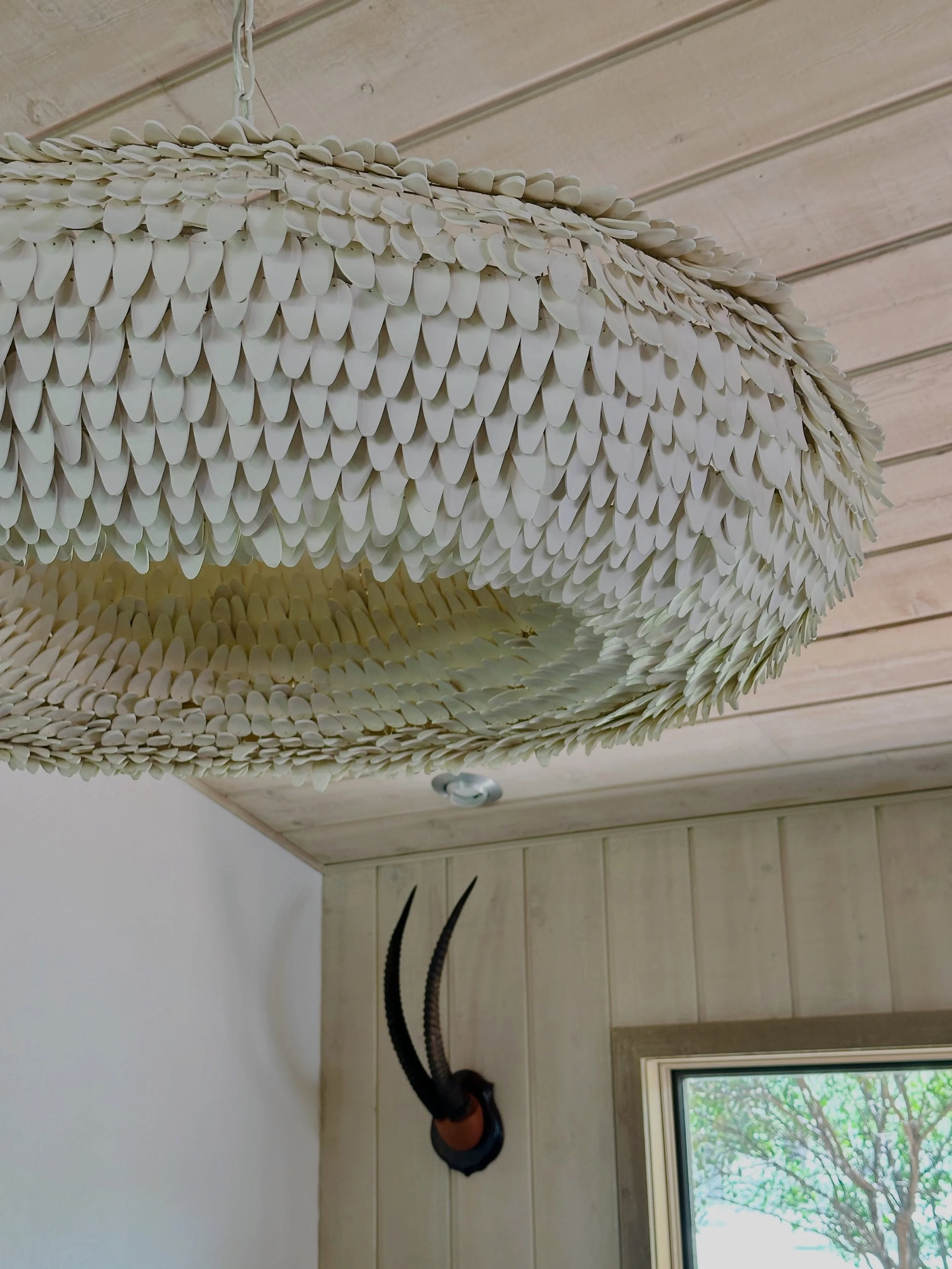 Designer POV: the right lighting can make a room&mdash;and the wrong lighting can break it.

Swipe to see what we started with at this ranch project. 🫣🤭

ESTATE by WSD | custom furnishings + interior design