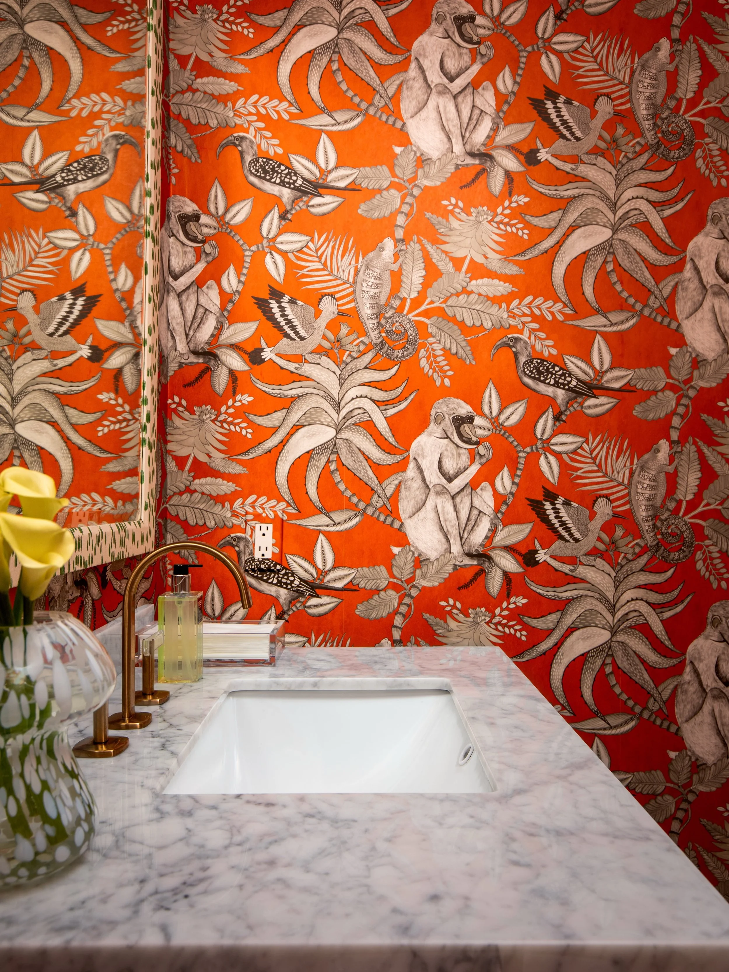 Proof that powder baths are meant to be fun 💥 
If there&rsquo;s one room where we&rsquo;re always willing to take a risk, it&rsquo;s the powder bath!
Because nobody remembers the safe powder room 🤭

🌟 ESTATE by WSD | custom furnishings + interior 