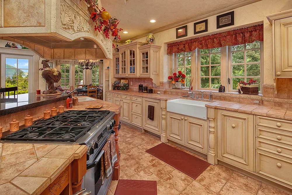kitchen2_mls.jpg