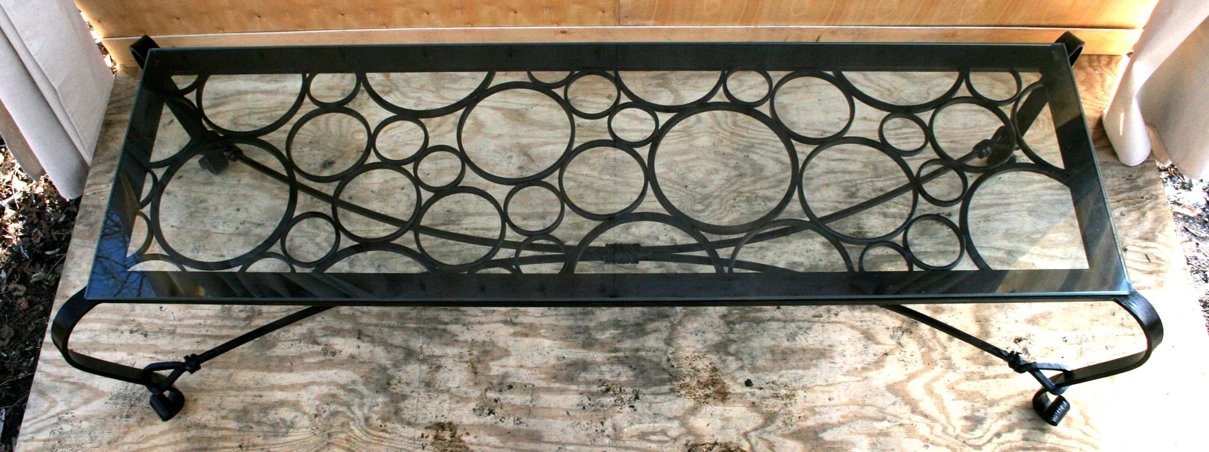 Circle_table_long_1.jpg