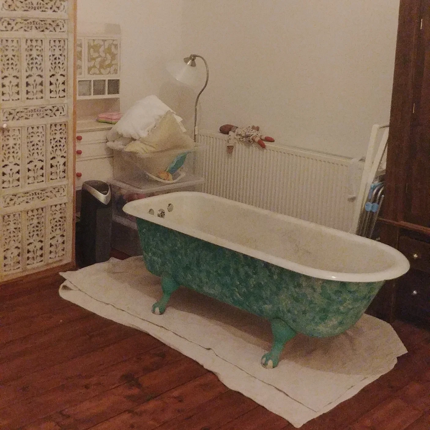 When the estate agent who sold us the house said we could put a rolltop bath in the bedroom, I'm not sure this is what she had in mind. 