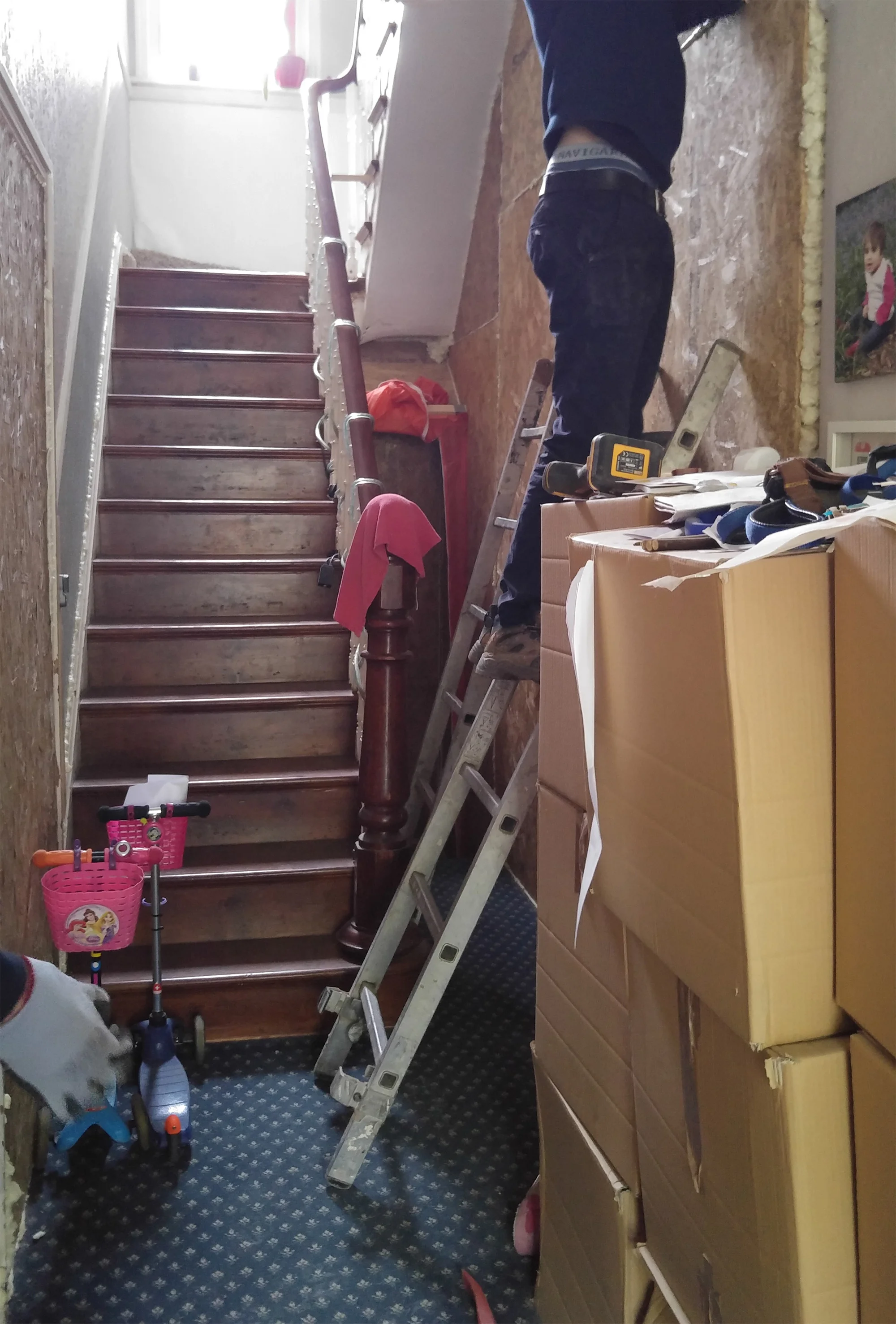 You can see the chipboard partition on the right, sealed with insulation foam.