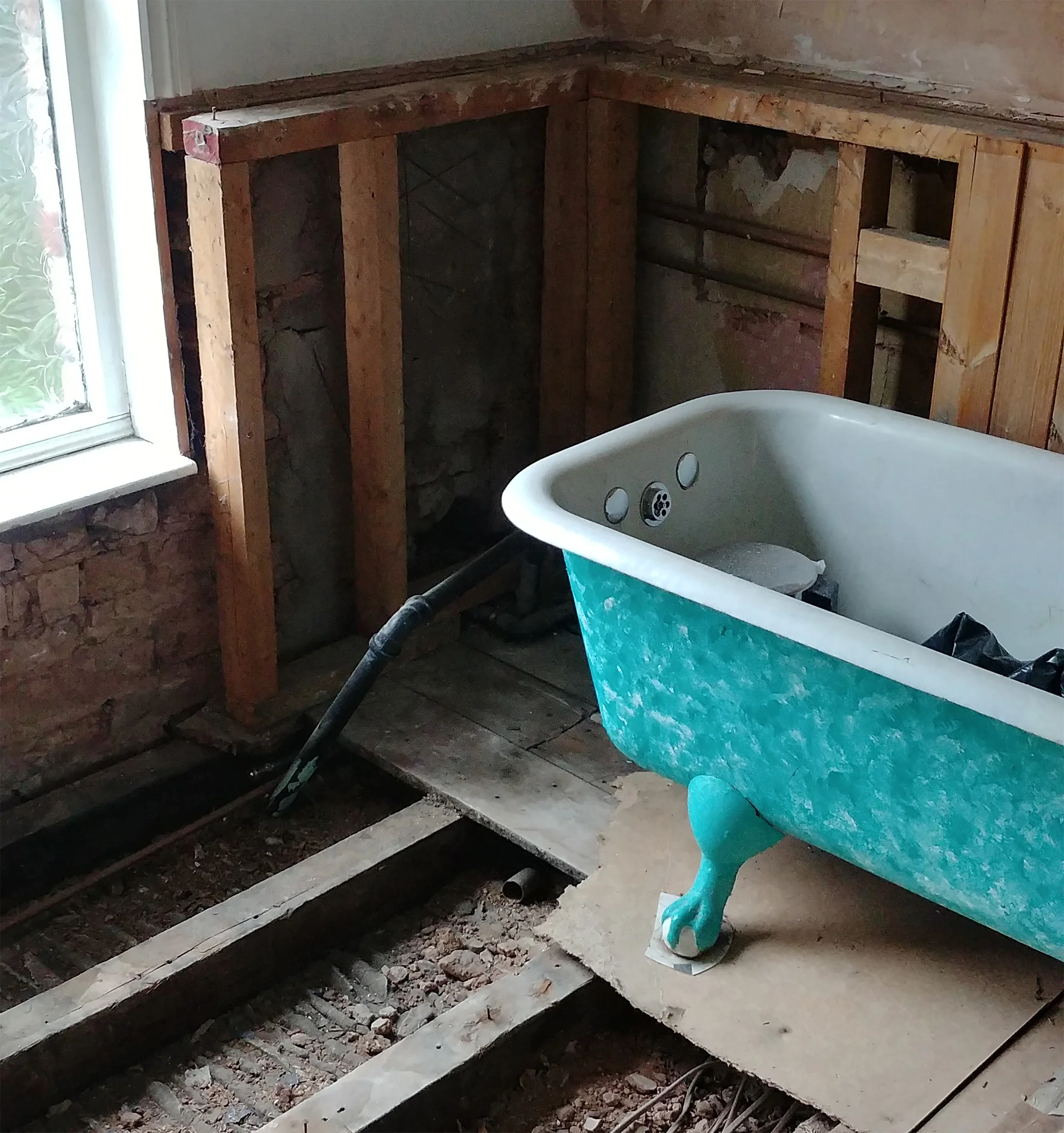The turquoise starting point. Look how the claw foot is resting on a piece of rotten plywood instead of on a joist or a floorboard… oh, the things you find when you delve under the skin of your house.
