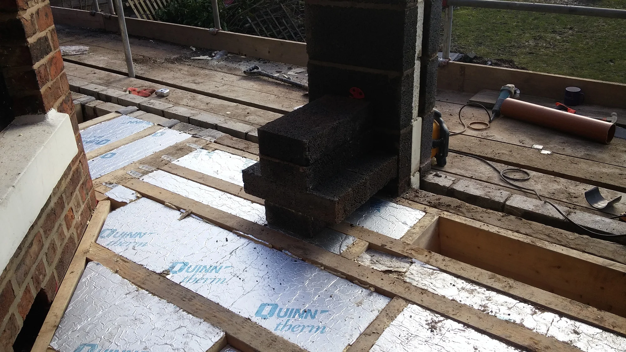 You can just see the insulation sandwiched between the pillar walls. The builders also put Quinn-therm boards into the new floors.