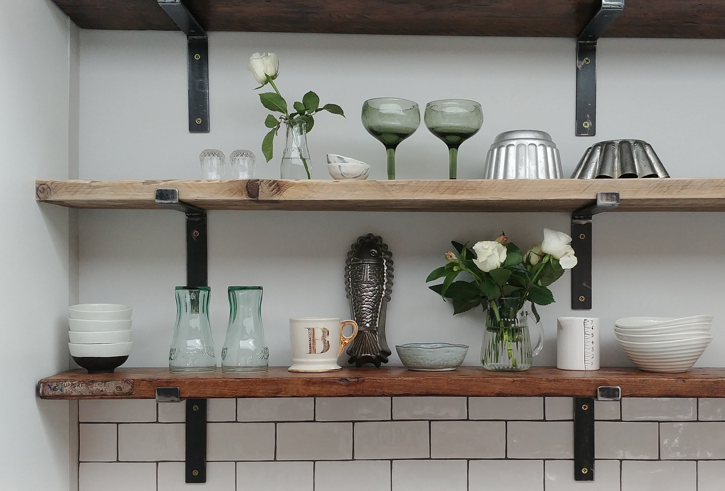 How To Diy Rustic Scaffold Board Shelves With Industrial Brackets Alice De Araujo