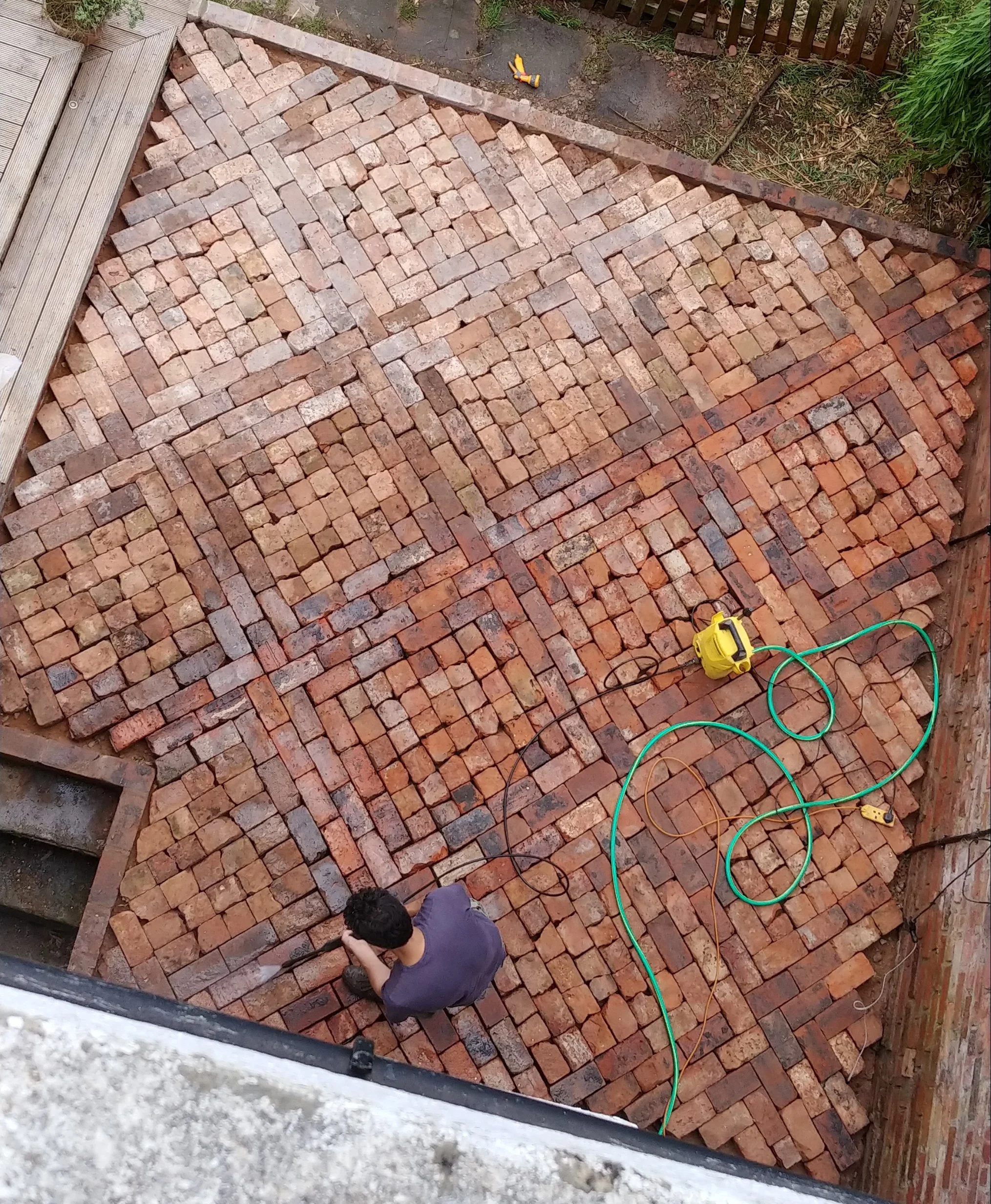 How To Lay A Patio From Reclaimed Bricks Alice De Araujo