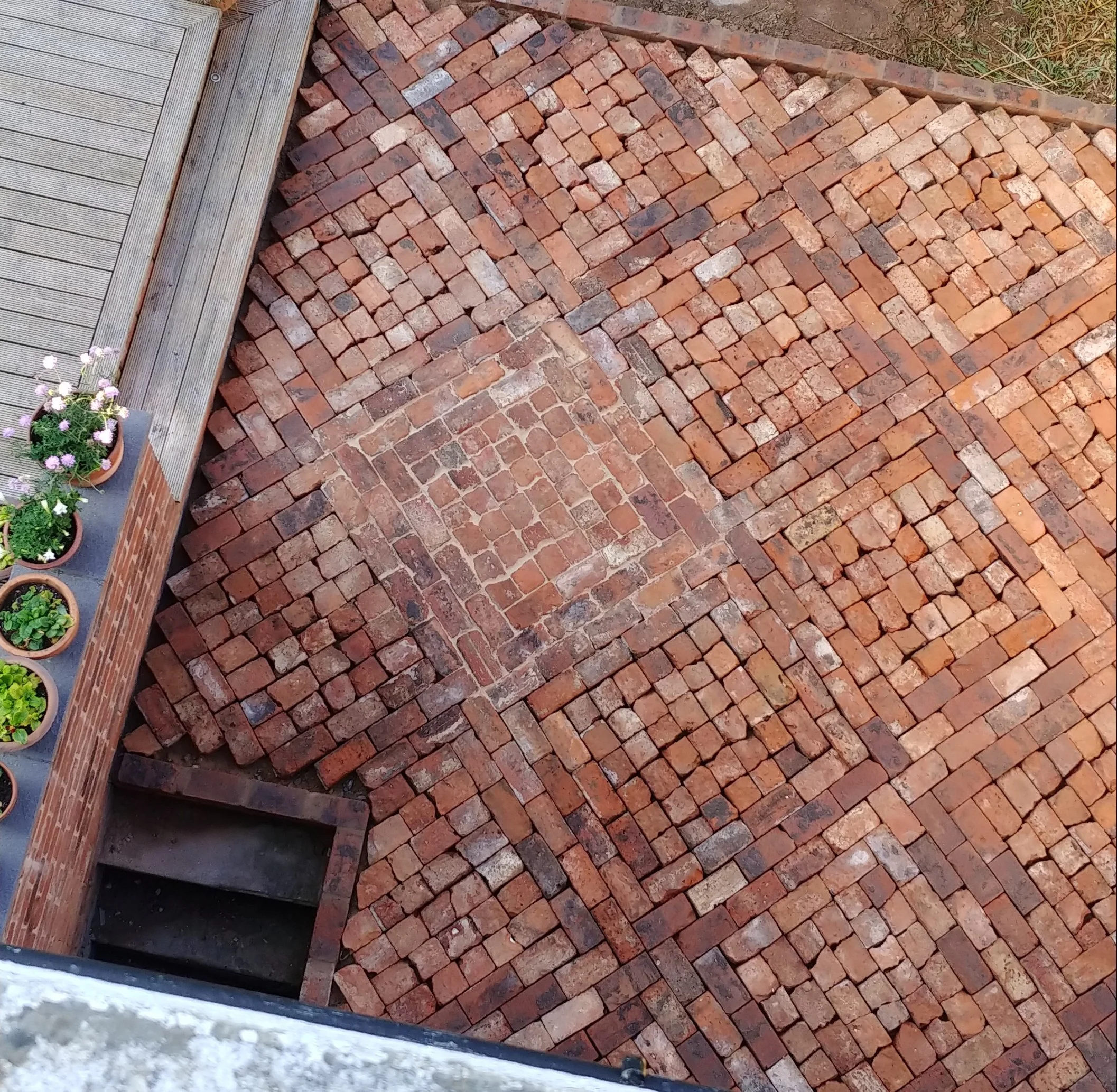 How To Lay A Patio From Reclaimed Bricks Alice De Araujo