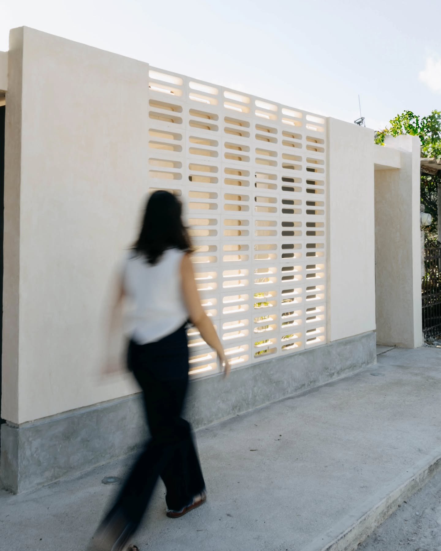 Dise&ntilde;o que respira. Las celos&iacute;as conectan visual y t&eacute;rmicamente los espacios, aportando sombra, ventilaci&oacute;n y belleza estructural.

Vis&iacute;tanos en nuestro showroom en M&eacute;rida, Yucat&aacute;n, o solicita nuestro 