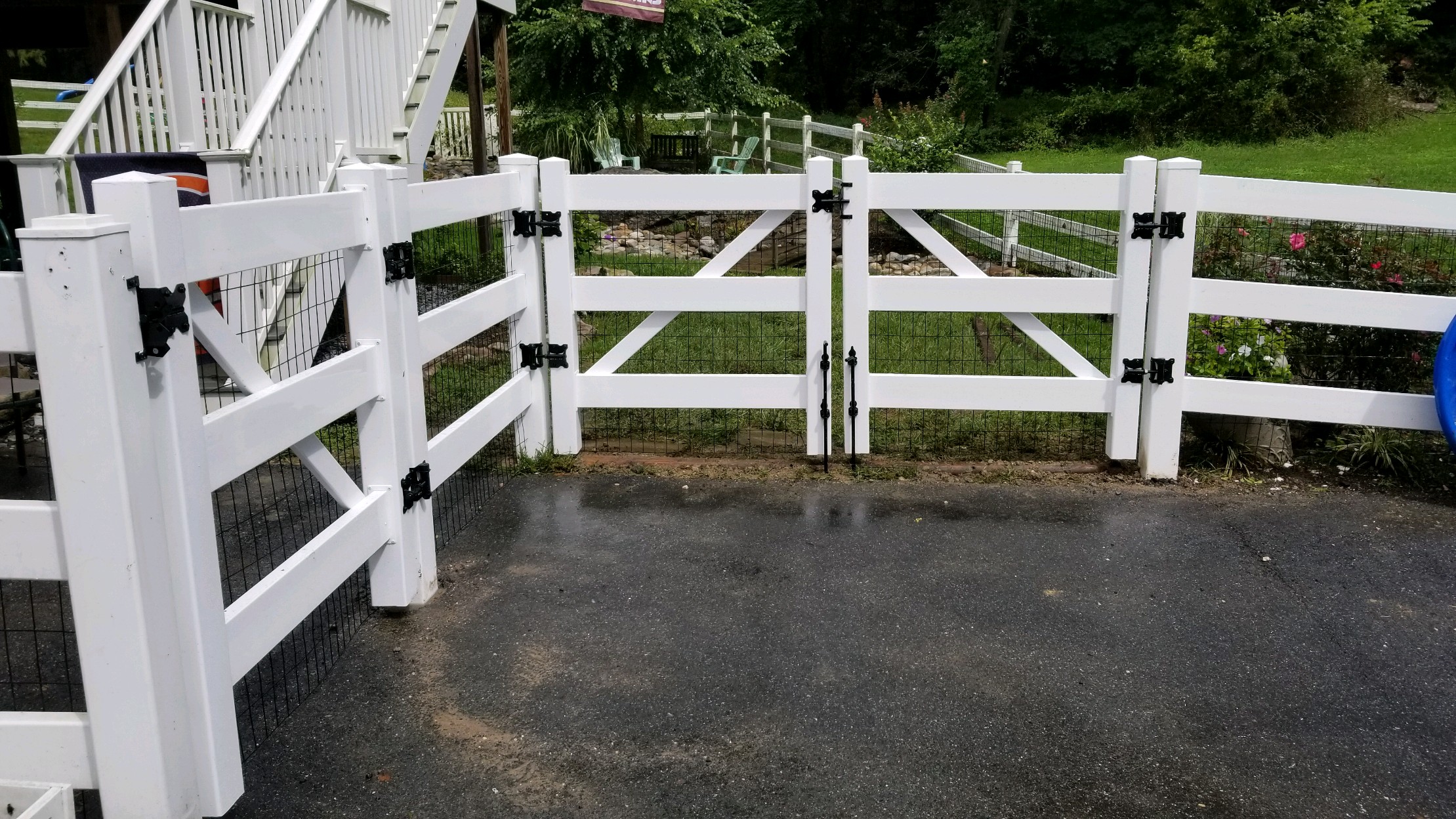 Vinyl Fence with Gate