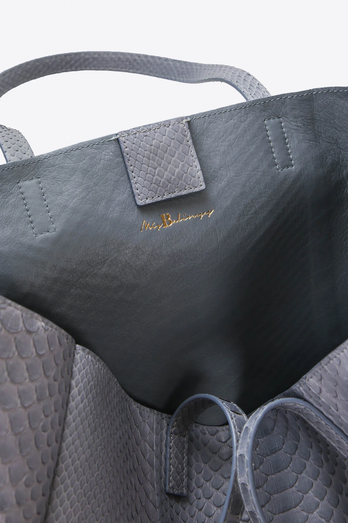 Detail interior of grey tote bag made with 100% python leather in Ubrique from Mis Balinesas