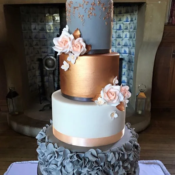 Emily Jane Cakes Location: Hertfordshire, but will travel Booked by Nat > highly recommended View Emily's website @emilyjanecakes