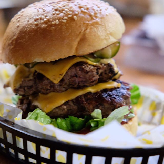 Enjoy this international burger day with a double cheeseburger for lunch🍔👌