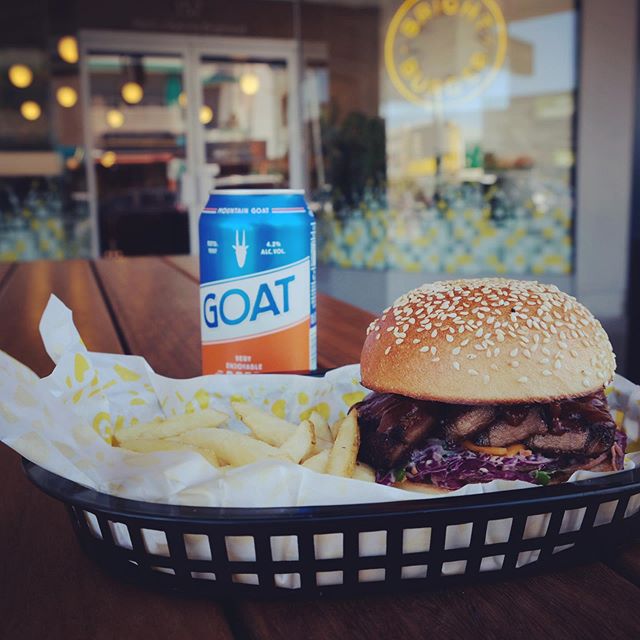 Father&rsquo;s Day tomorrow :: slow cooked brisket burger w house made bbq sauce, crunchy slaw, chips &amp; a beer... 🌟
5562 5749 to book your table