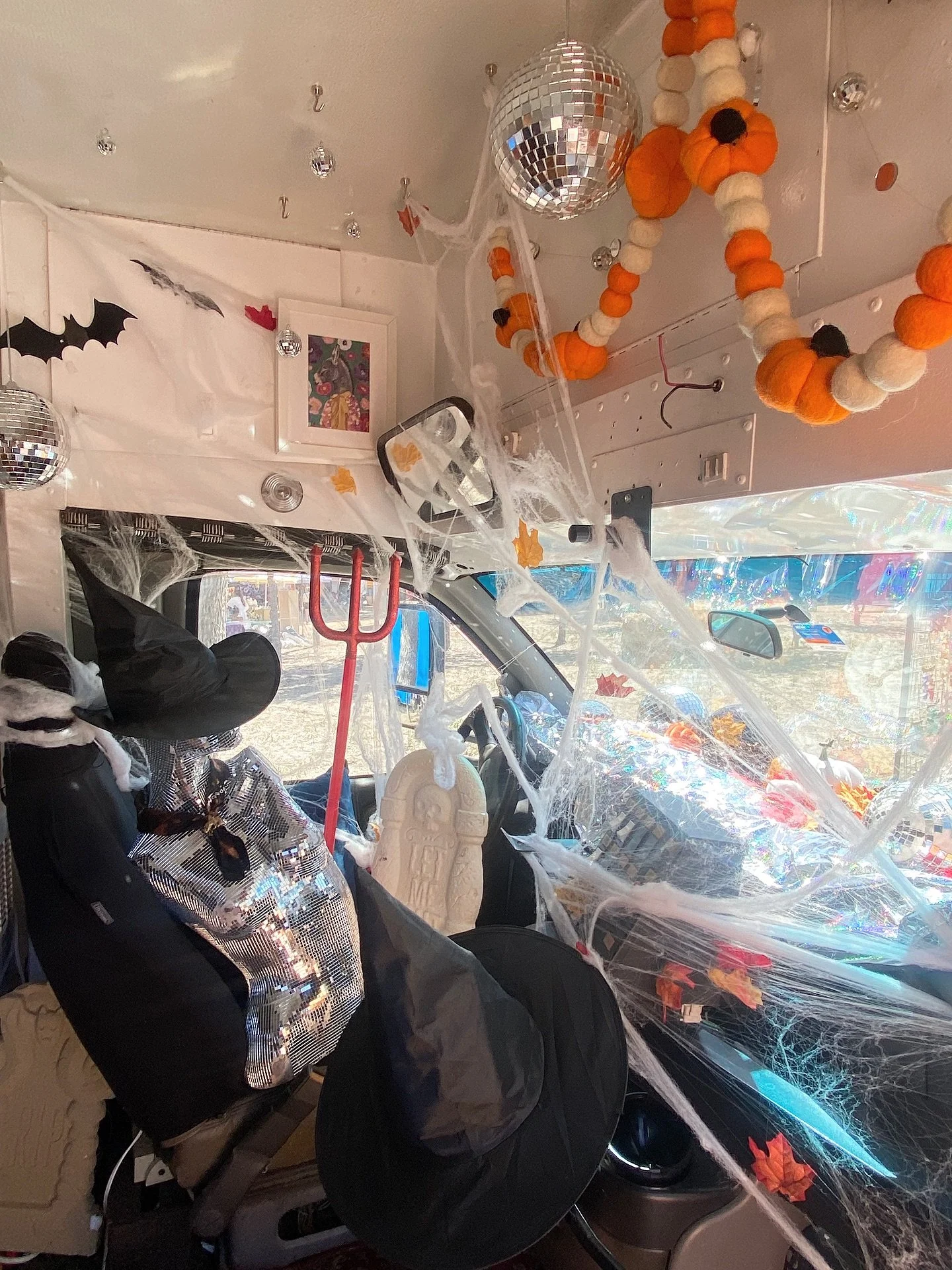 minnie moon looked so festive and fun at her final outing @uhlandfallfest🥹 we obviously didn’t know this would be the end of her run but what an added bonus that she got to hang with some of her fav friends too🧡 she might be sitting out the r