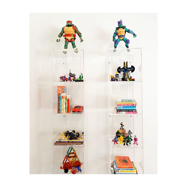 Sneak peek into Ryan and Leo&rsquo;s super simple Superhero themed room! .
.
.
.
.
.
#emeraldrouge #emeraldrougeinteriordesign #interiordesigner #itsallaboutthedetails #superhero #superherothemedroom #brothersforlife #homedecor #moderndecor #modernde