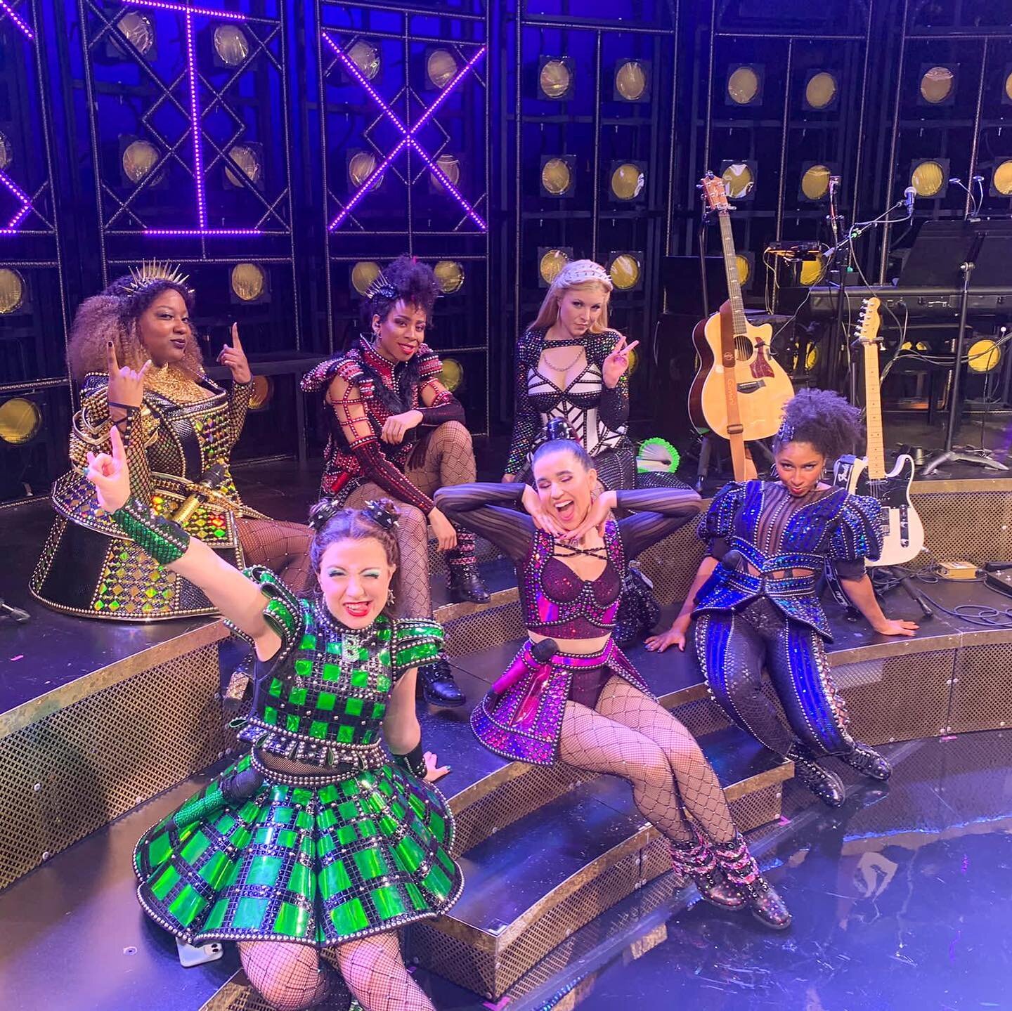 Some queens I know&hellip; 

This team. These people. Wow wow wow. I am HONORED to be a part of this show with these humans. To learn from each of these people everyday is the greatest gift. Bliss SIX 4.0 is officially OPEN 💚✨👑

#nclbliss #blisssix