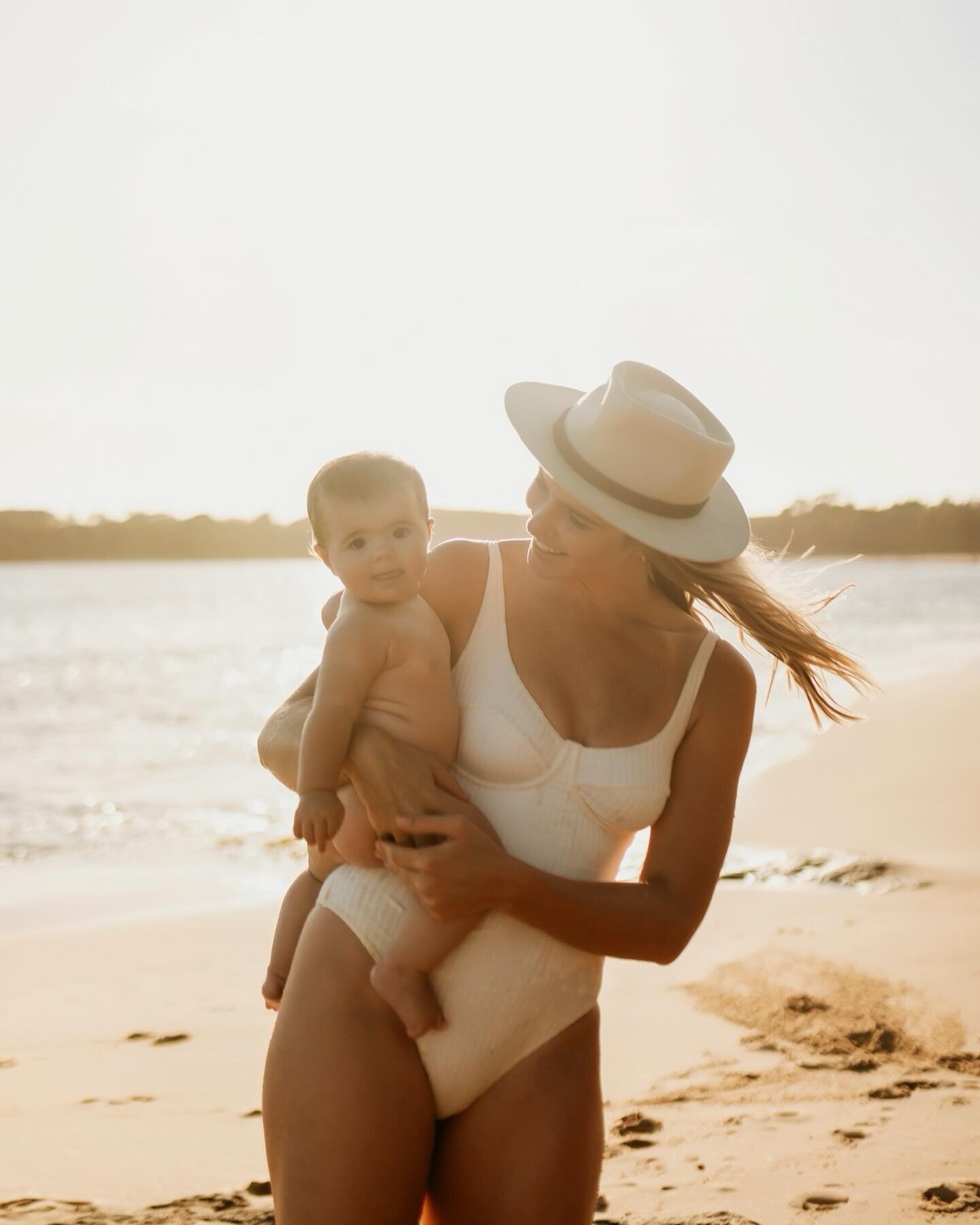 Sharing some sunshine on this gloomy day in Sydney. Hope you are all staying dry.

Captured at the @wearefeelgoodfolk 

#serenajonesphotography #fullsun #playingwithlight #sunrise #beach #maternityphotography #maternity #maternityphotoshoot #pregnant