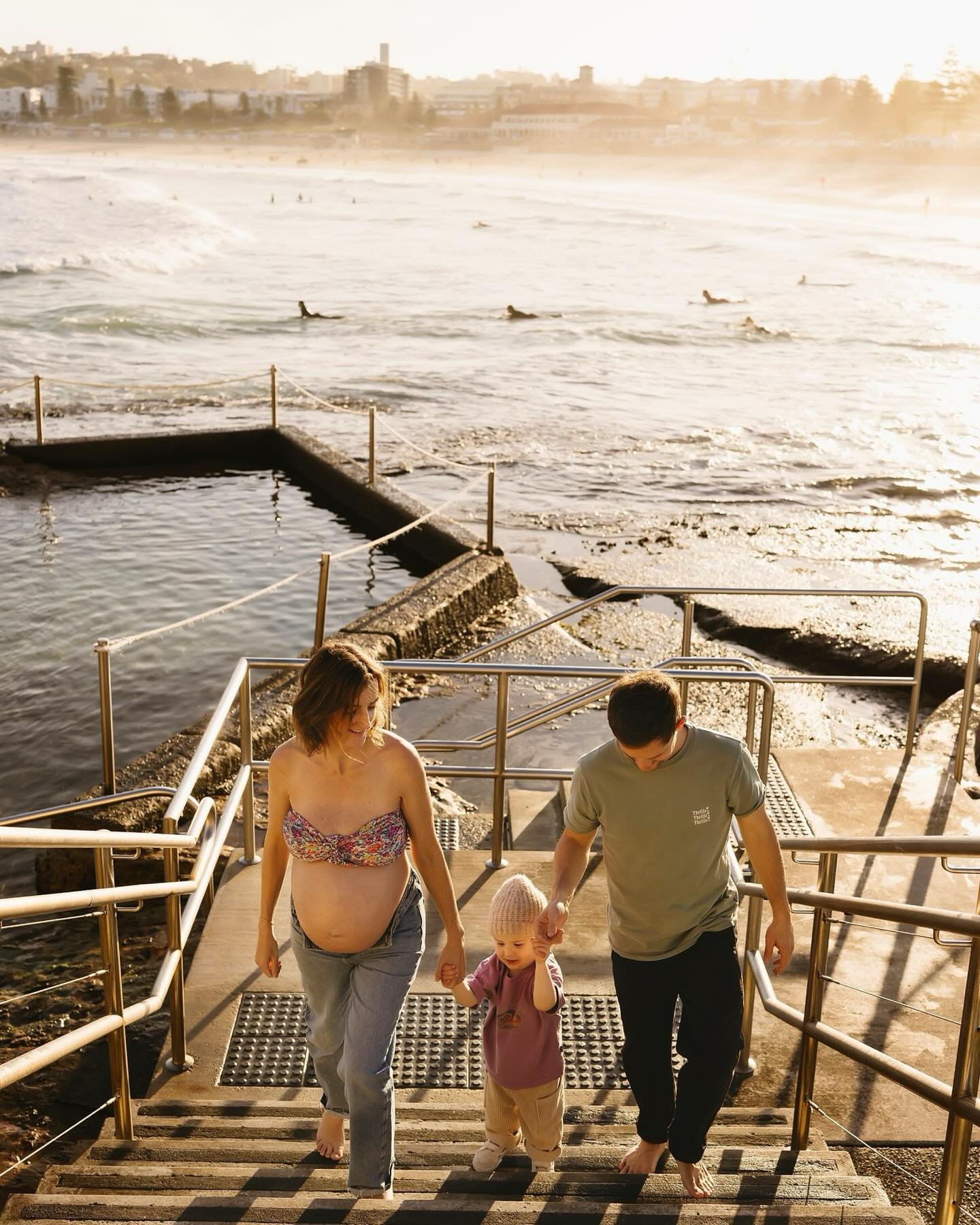 When you can still be at the beach in the sun on a Winter&rsquo;s day.

Looking forward to capturing more bumps in the next few weeks.

Creative shoot along @roshimccartin

#serenajonesphotography #familyportraits
#portraitphotography #familysession 