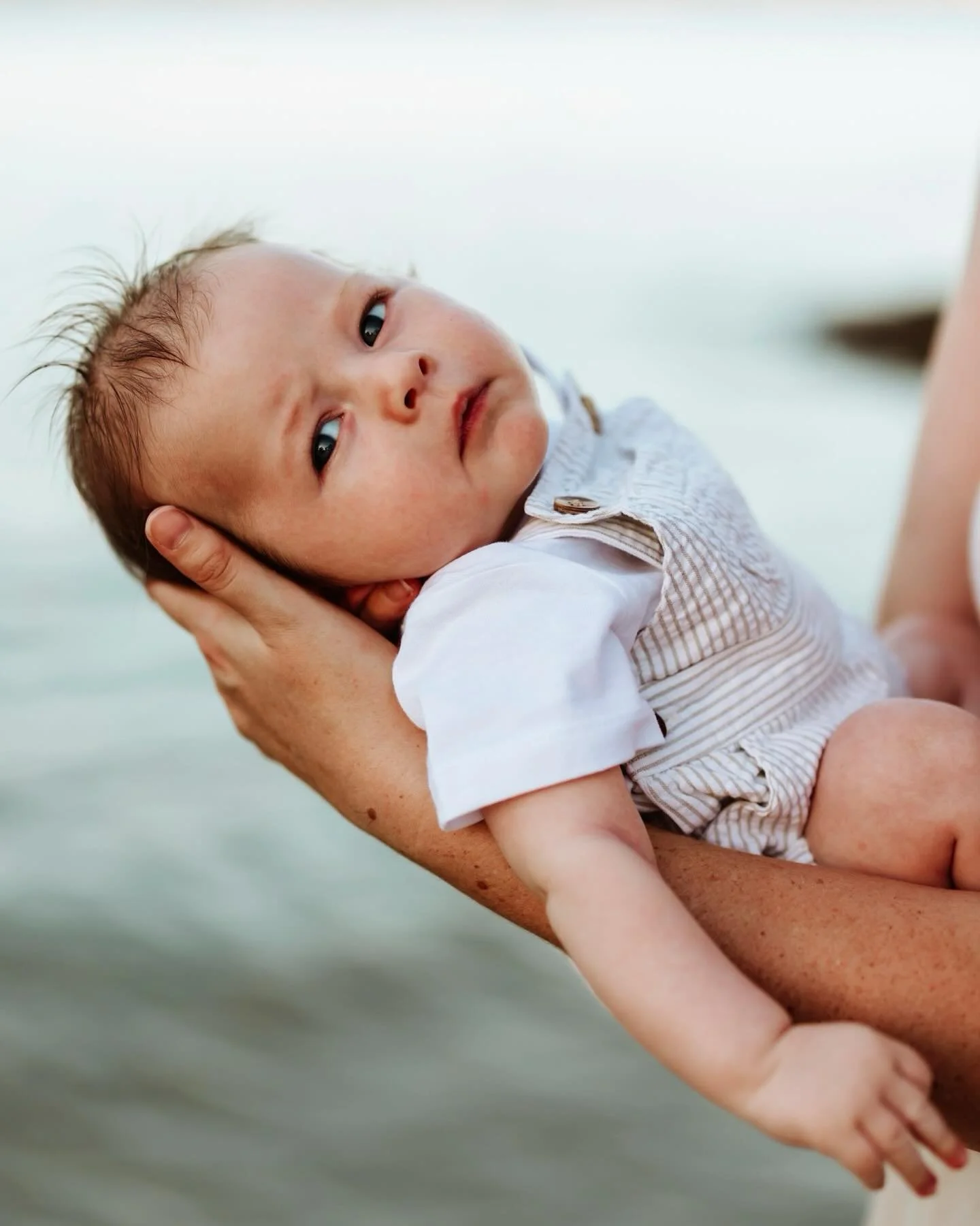 I have had so many families in the last few months request to have their newborn sessions outdoors and I am all for it! You all know how much I love to chase that golden light! An outdoor shoot means your little one doesn&rsquo;t have to be in that 2