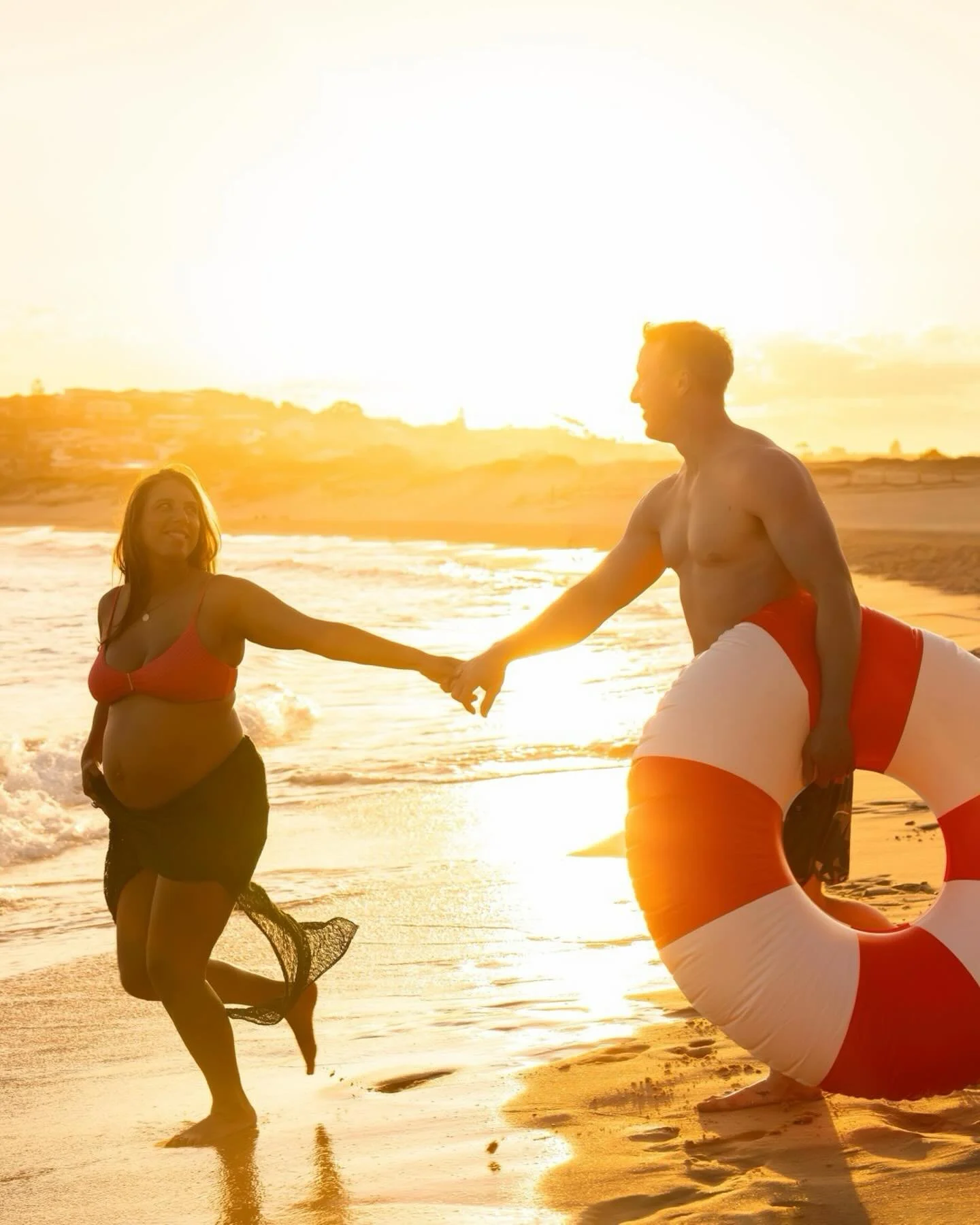 When your maternity session includes golden sunsets, a drone, and pool rings&hellip; you know it&rsquo;s a vibe 😌☀️.

So grateful to capture this chapter for a friend who&rsquo;s absolutely glowing and counting down the days 💛.

#serenajonesphotogr
