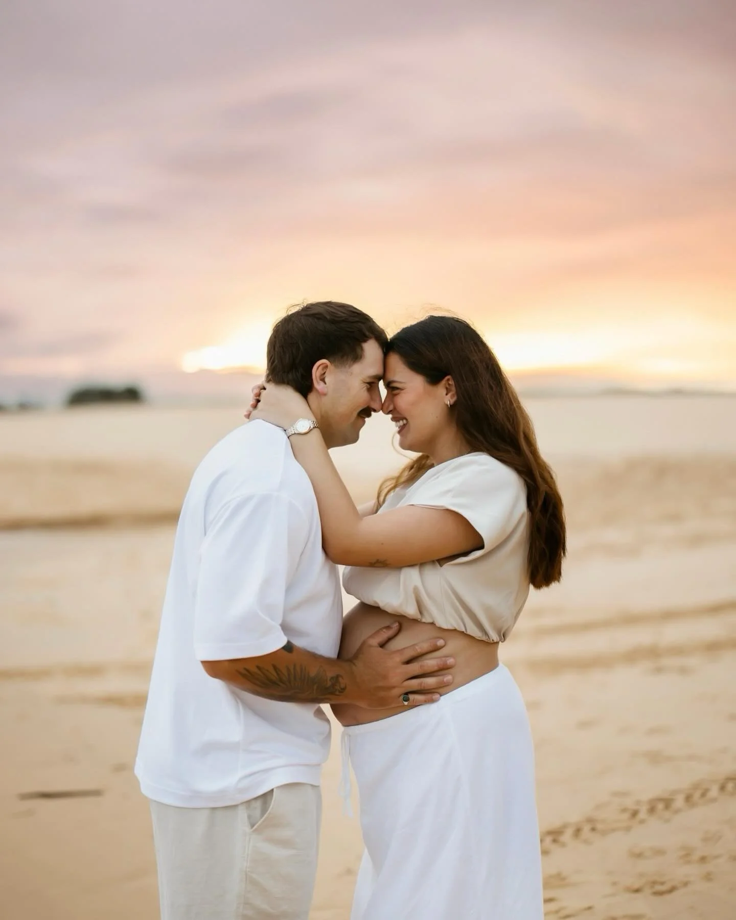 A cloudy day and the sound of waves rolling in, these two spent the afternoon soaking in the calm before life changes in the most beautiful way.

Counting down the days until they meet their first little love. 🤍

The sweetest season of waiting&helli