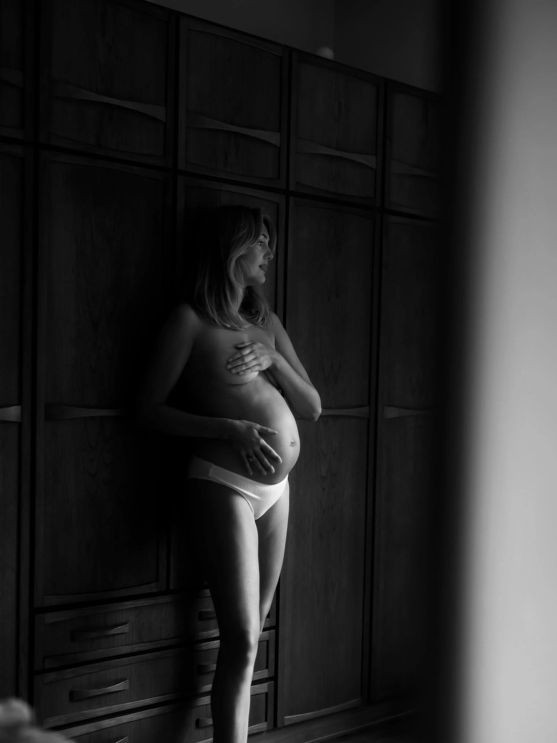 A little moody shot for your Wednesday.

Captured at @wearefeelgoodfolk led by @jasminsleeman 

#serenajonesphotography #materntiysession #maternityphotography #bumpphoto blackandwhite