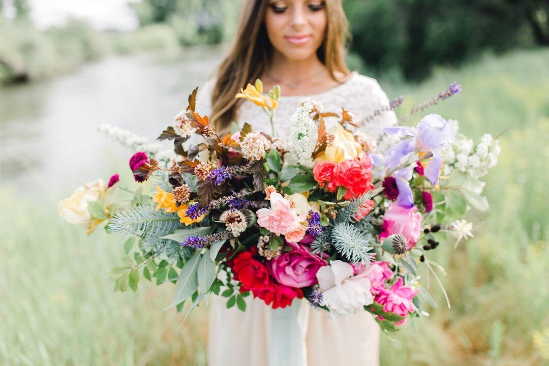 Textures, colors, and warm summer vibes. ⠀⠀⠀⠀⠀⠀⠀⠀⠀
Photo @annachristinephoto⁣⠀⠀⠀⠀⠀⠀⠀⠀⠀
floral @plushfloral⁣⠀⠀⠀⠀⠀⠀⠀⠀⠀
Bride @mirandeee_⁣